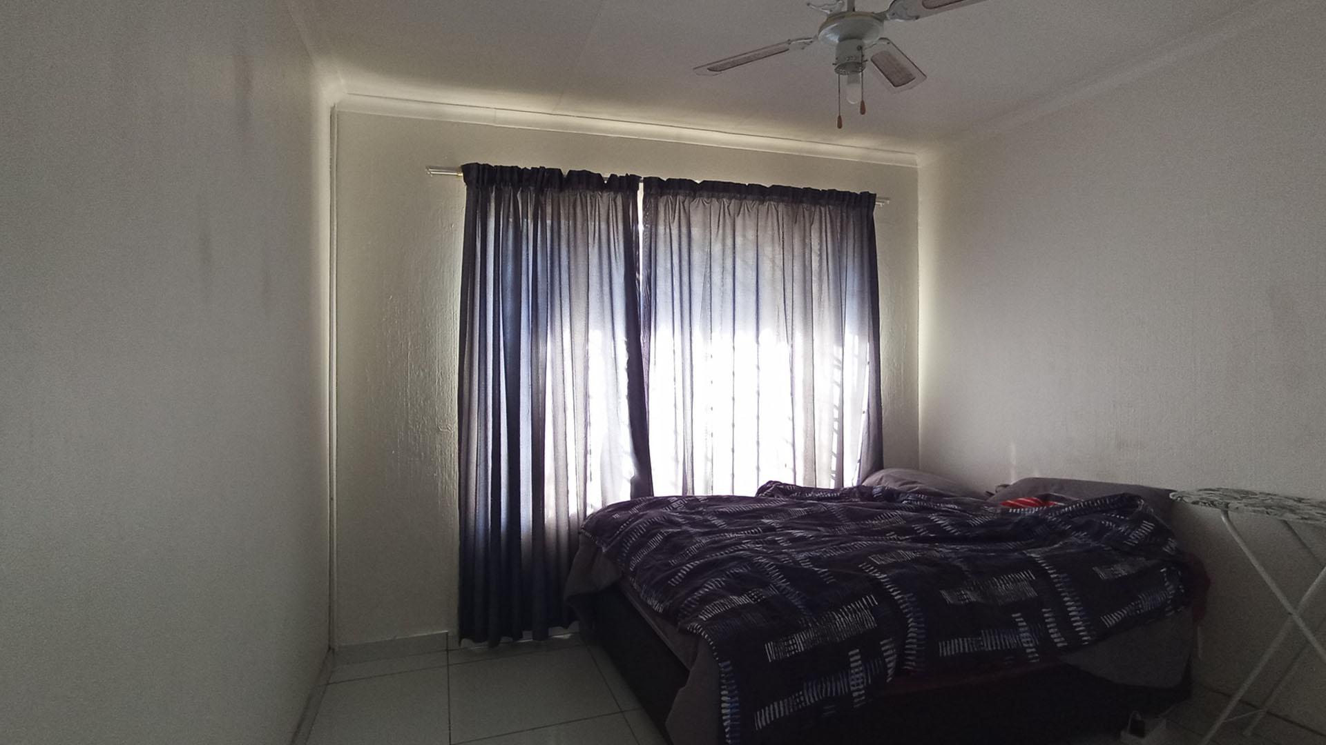 Bed Room 1 - 12 square meters of property in Willow Park Manor