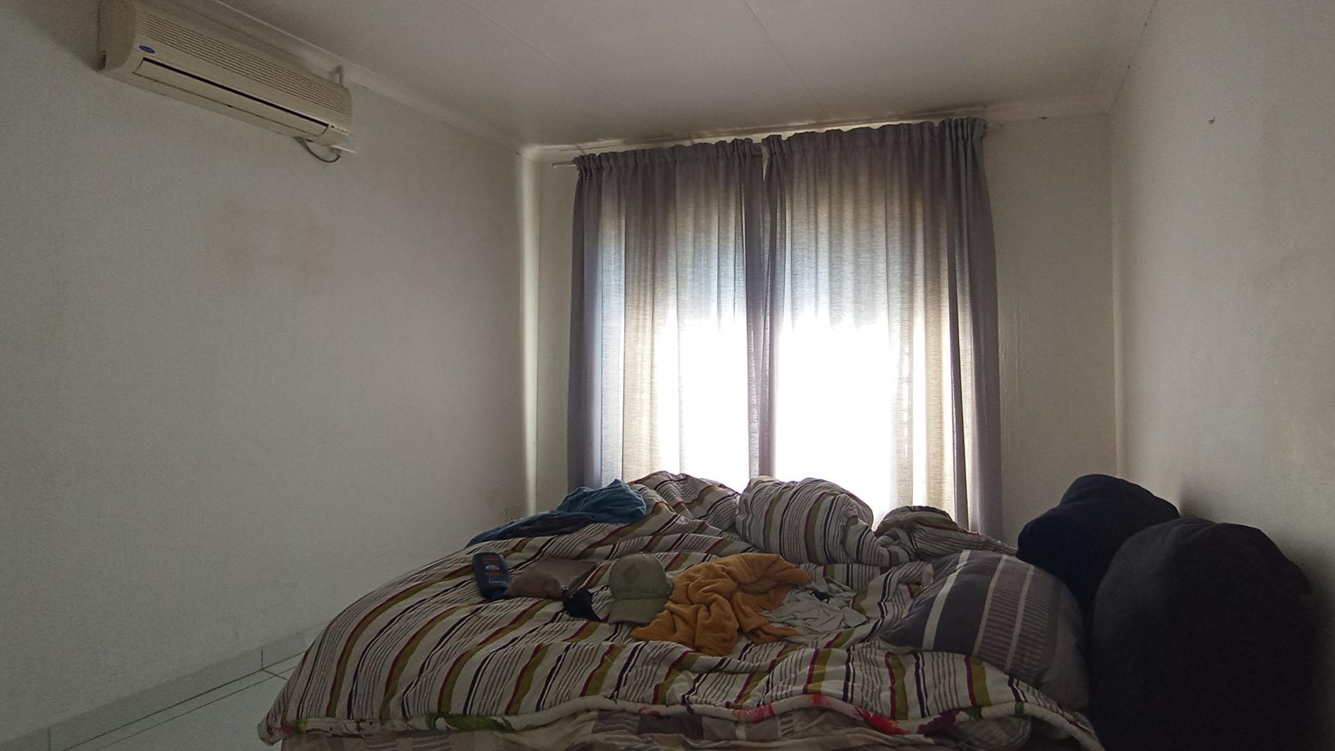 Main Bedroom - 18 square meters of property in Willow Park Manor