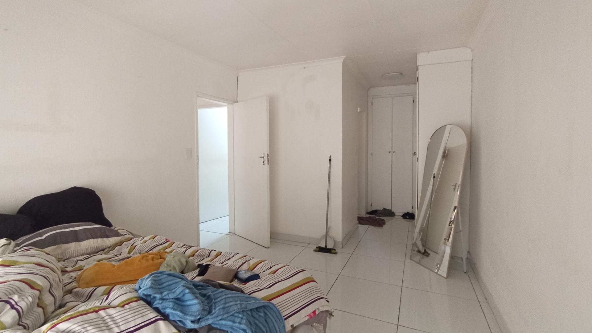 Main Bedroom - 18 square meters of property in Willow Park Manor