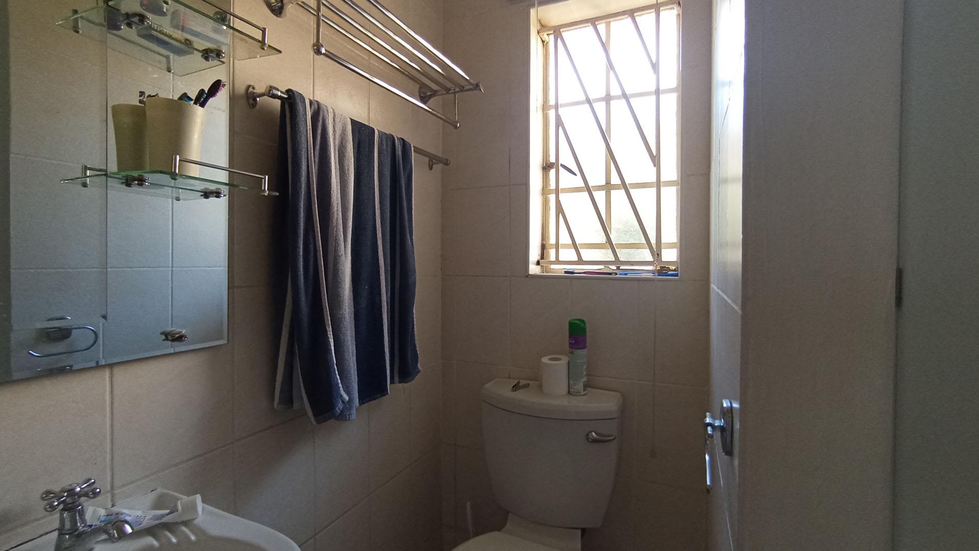 Main Bathroom - 2 square meters of property in Willow Park Manor