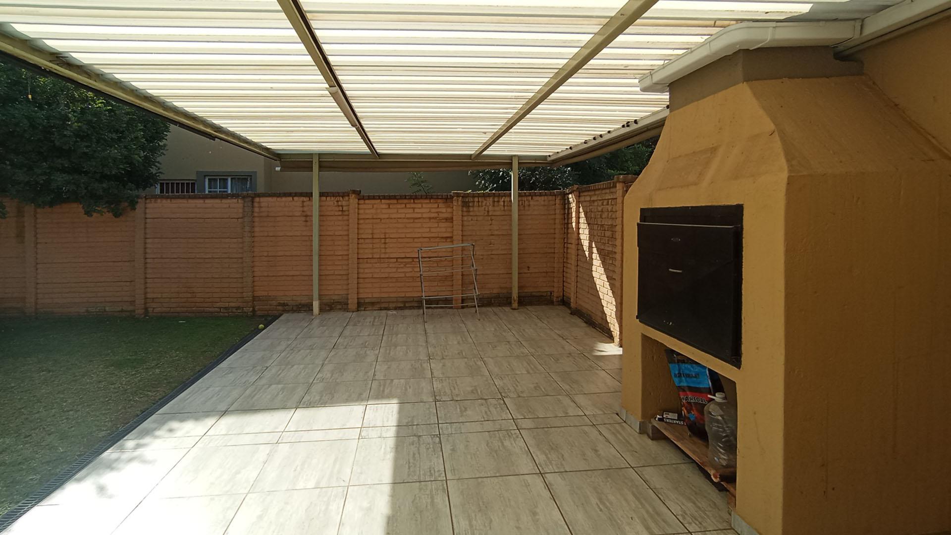 Patio - 26 square meters of property in Willow Park Manor
