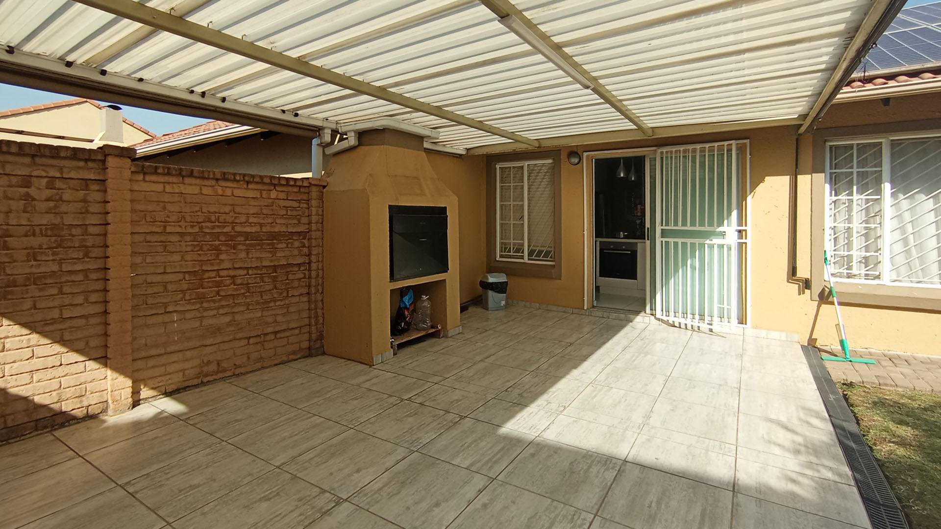 Patio - 26 square meters of property in Willow Park Manor