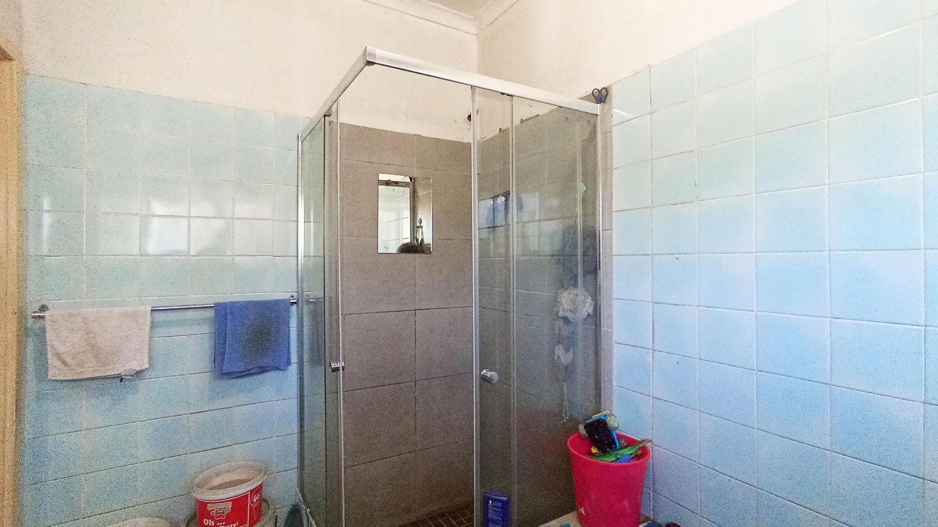 Bathroom 1 - 13 square meters of property in Sea View 