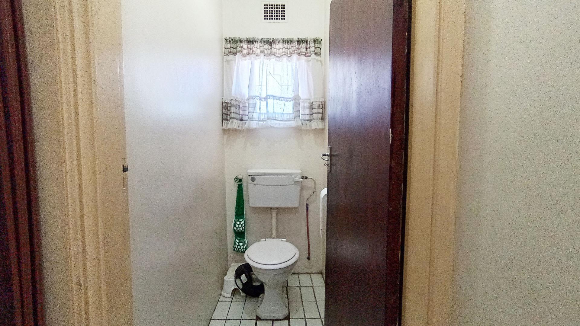 Bathroom 1 - 13 square meters of property in Sea View 