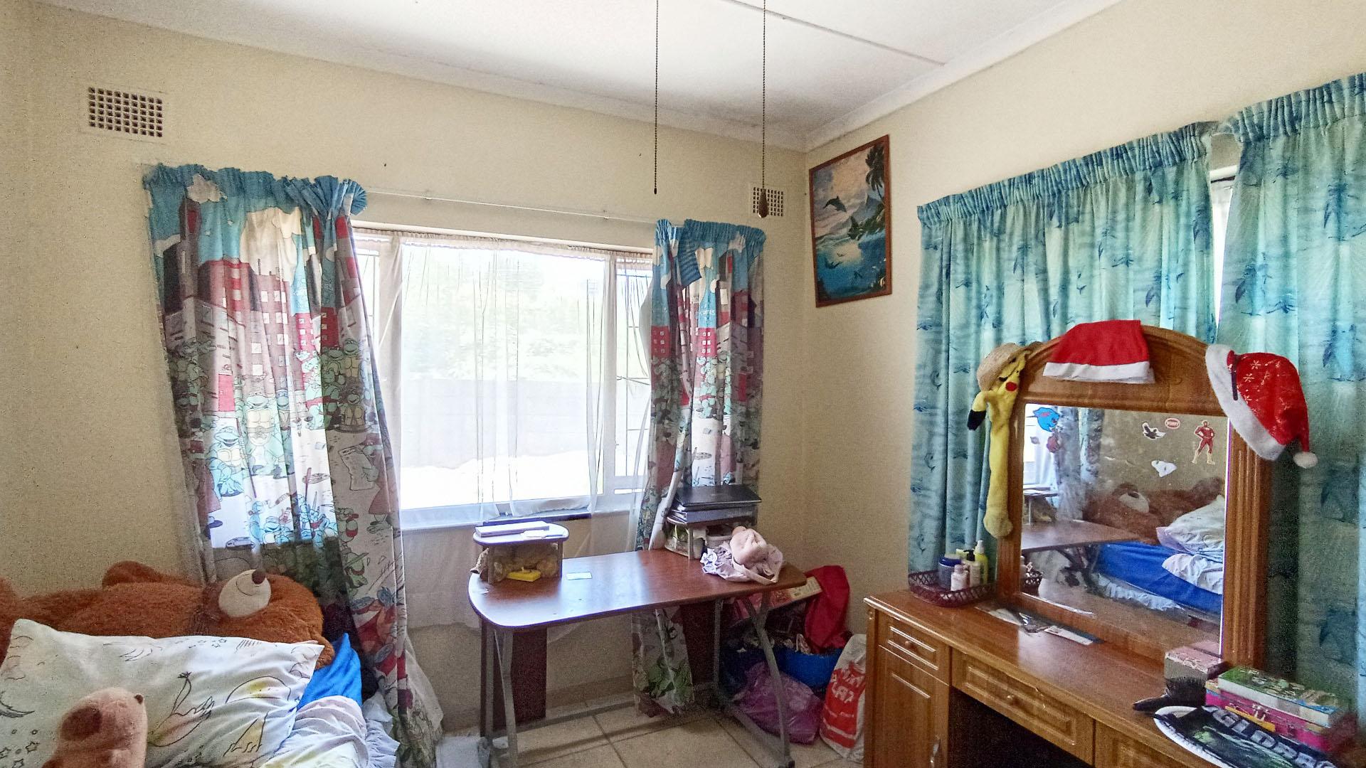 Bed Room 1 - 14 square meters of property in Sea View 