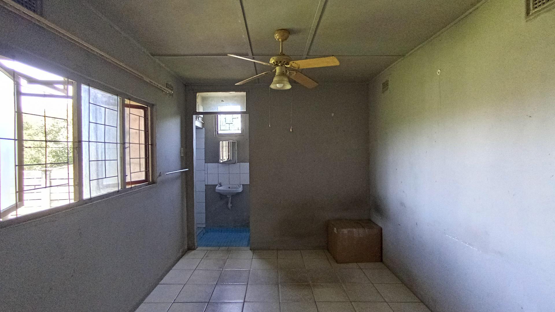 Flatlet - 11 square meters of property in Sea View 