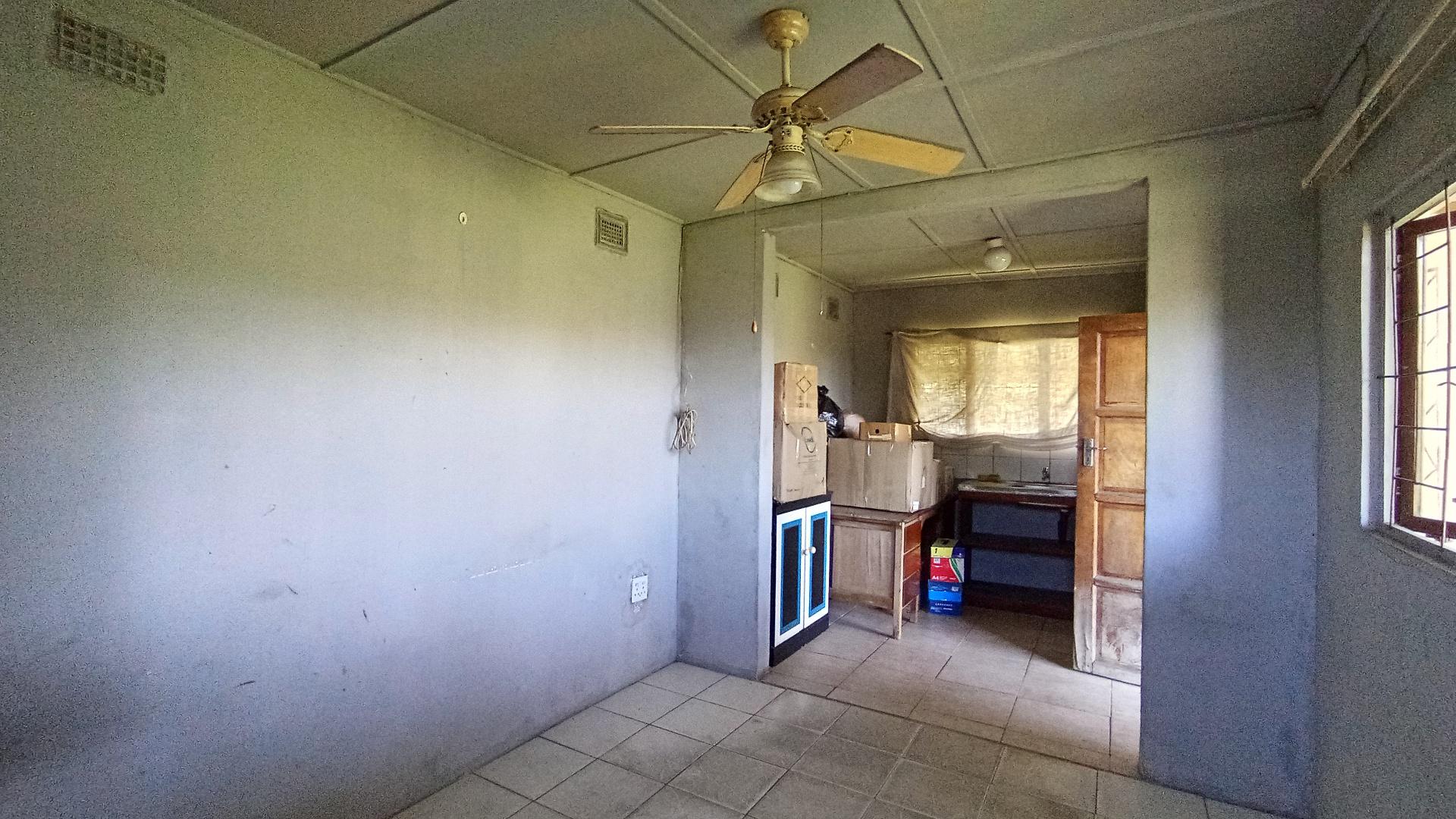 Flatlet - 11 square meters of property in Sea View 