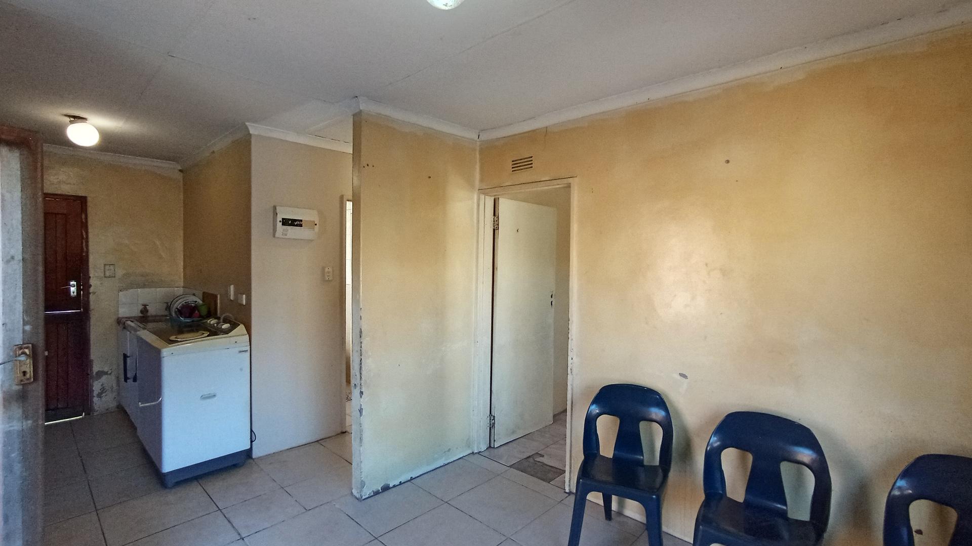 Lounges - 10 square meters of property in Umlazi