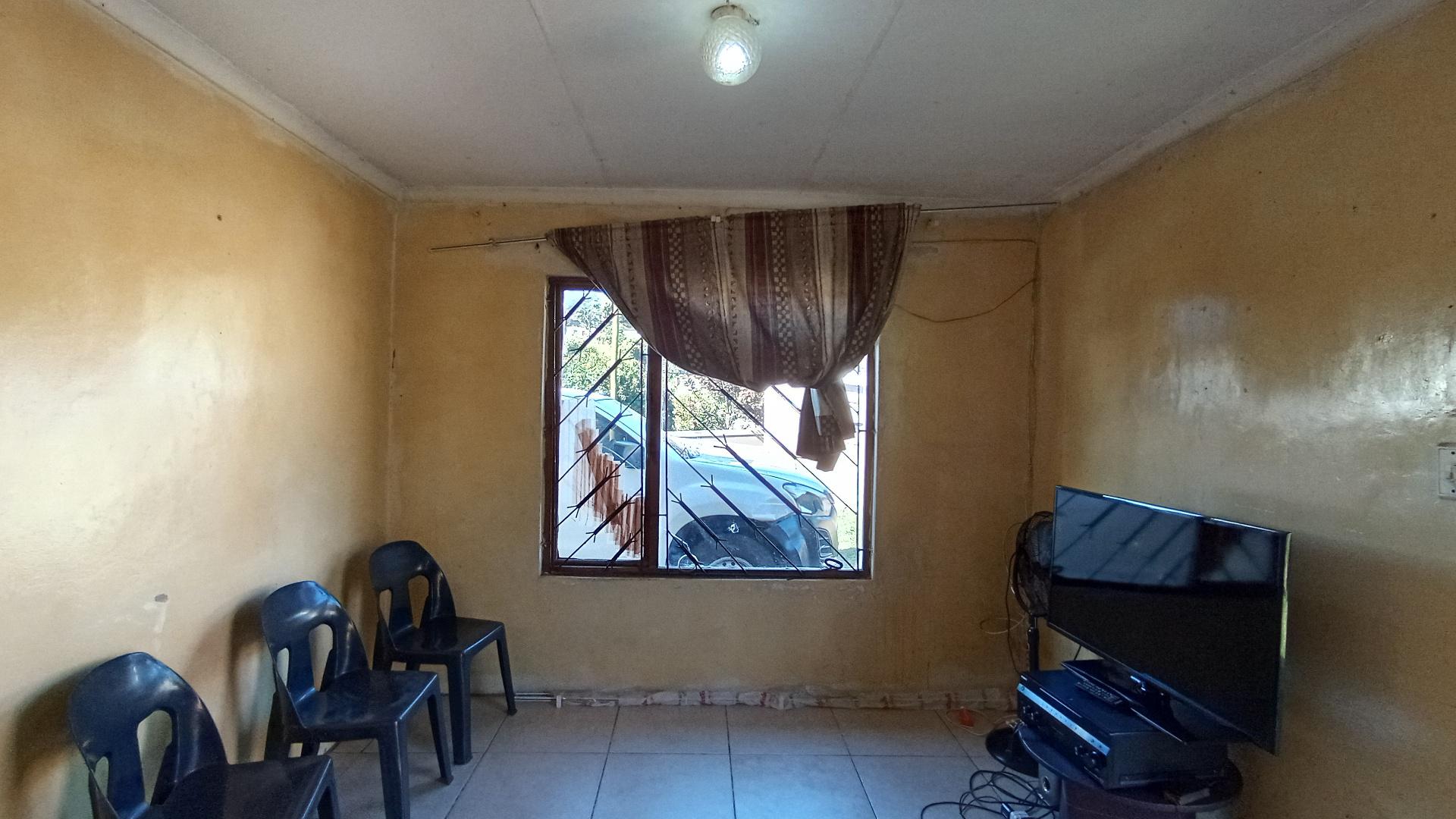 Lounges - 10 square meters of property in Umlazi