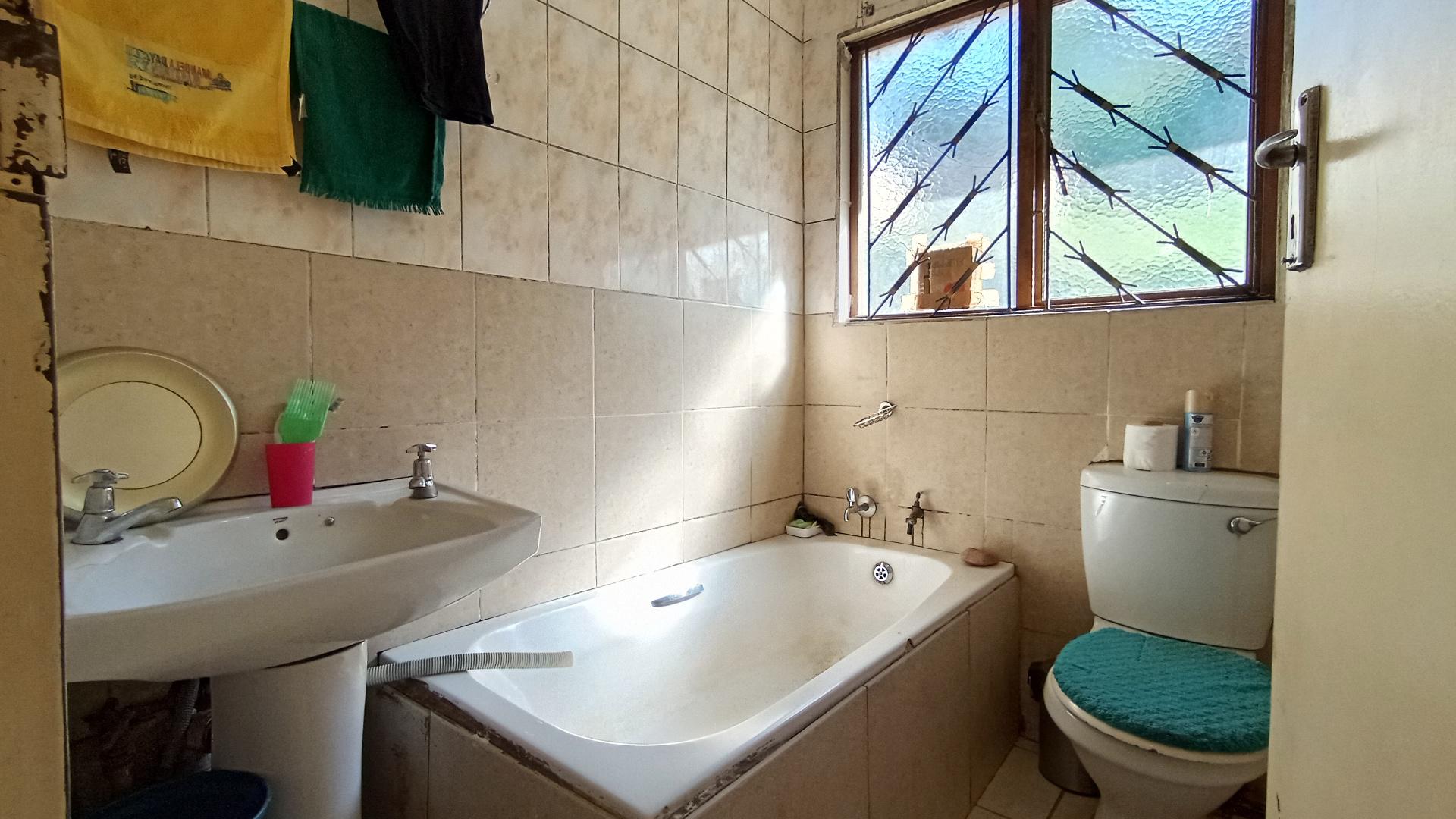 Bathroom 1 - 3 square meters of property in Umlazi