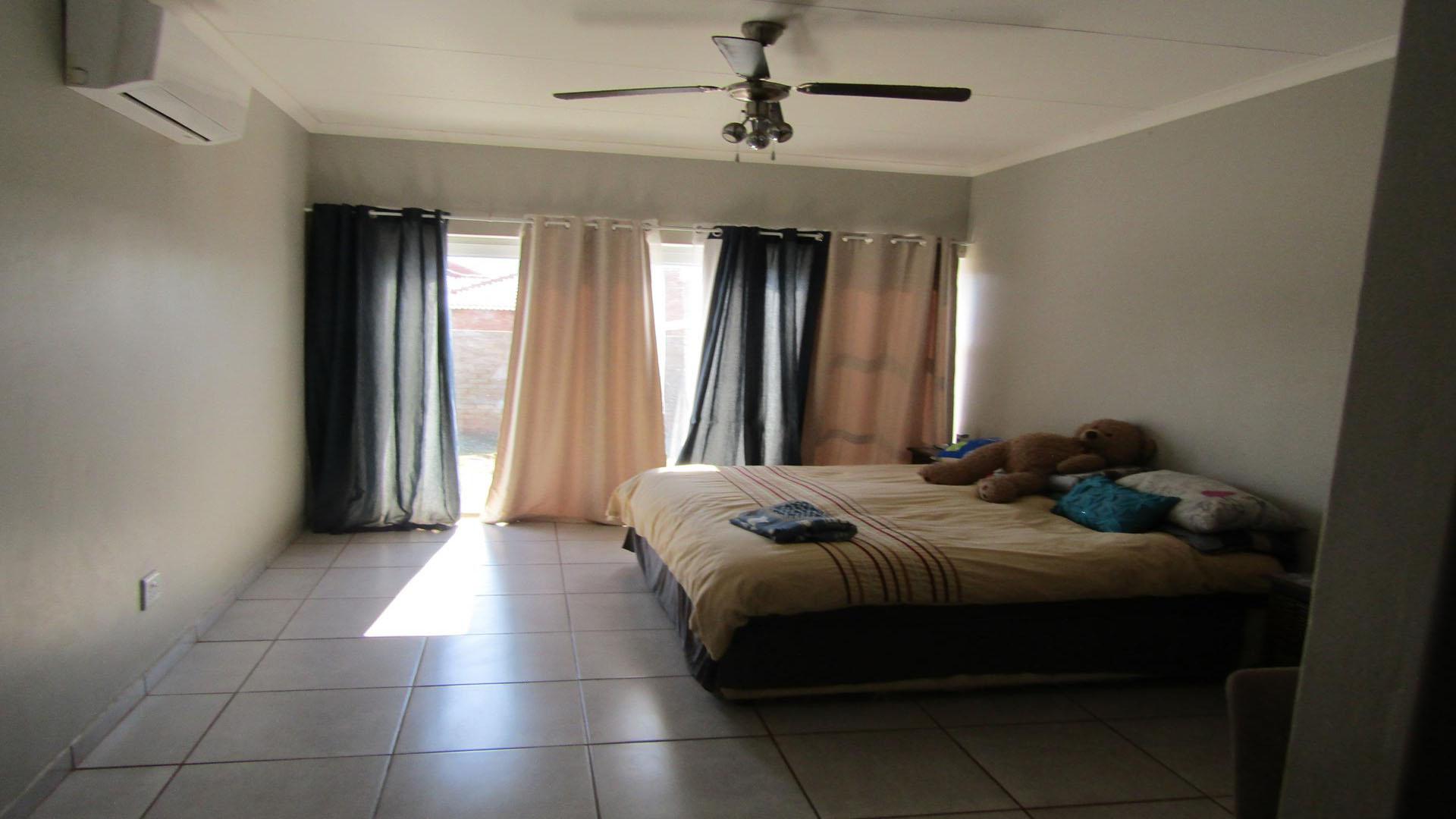 Bed Room 1 of property in Thabazimbi