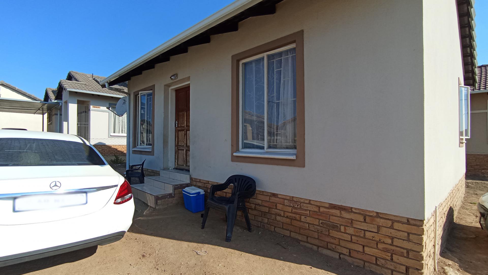 Front View of property in Bloubosrand