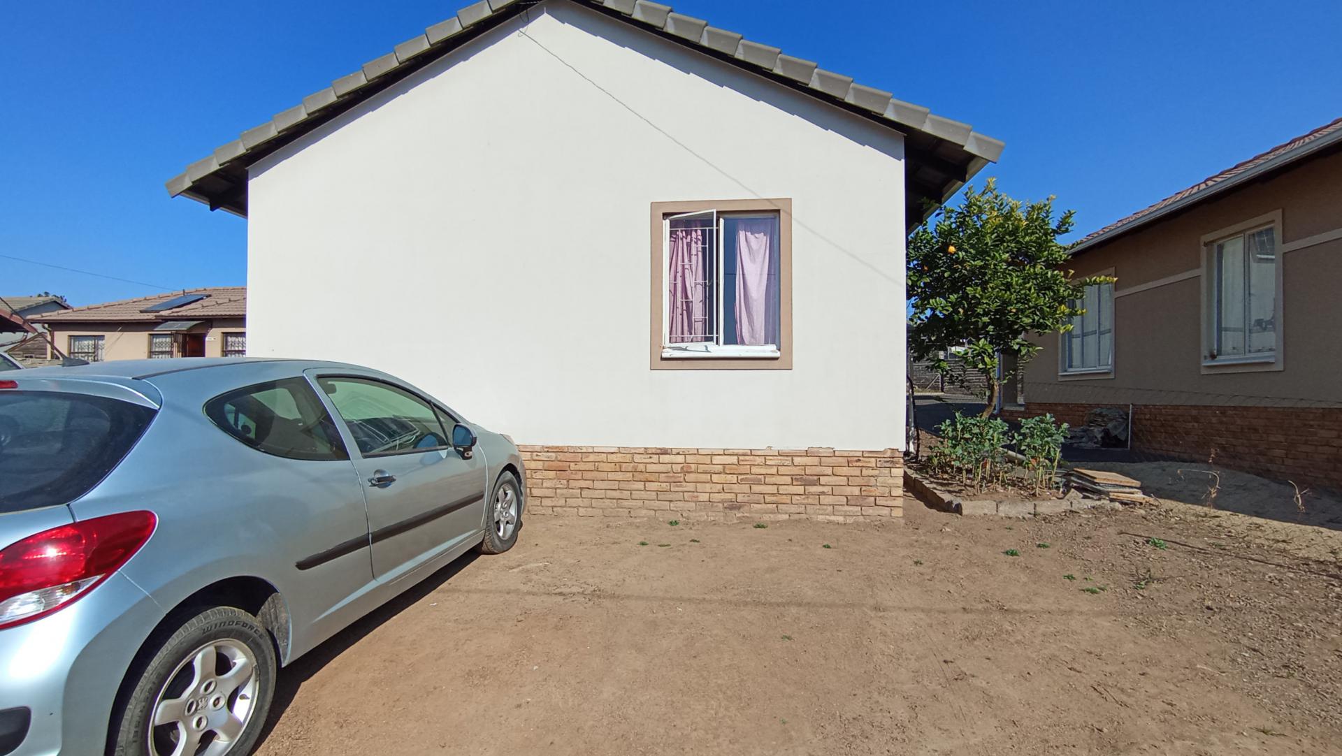 Front View of property in Bloubosrand