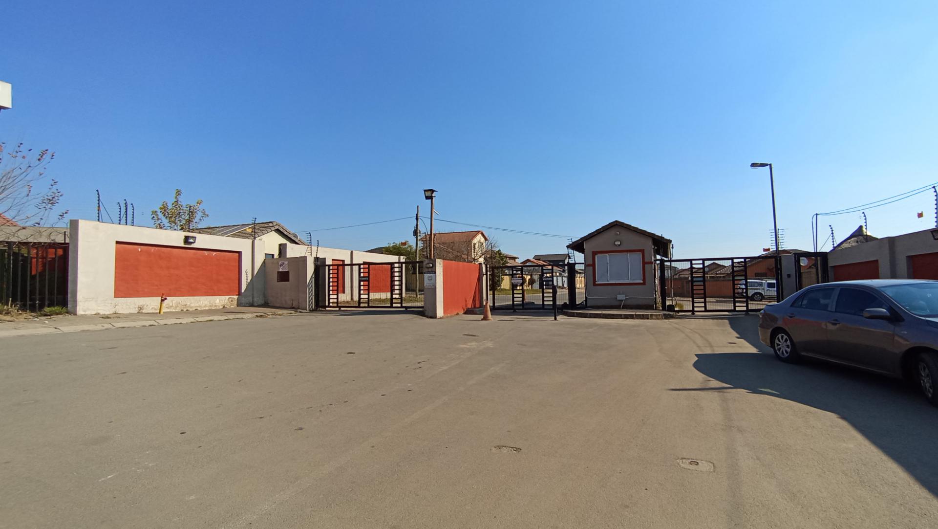 Front View of property in Bloubosrand