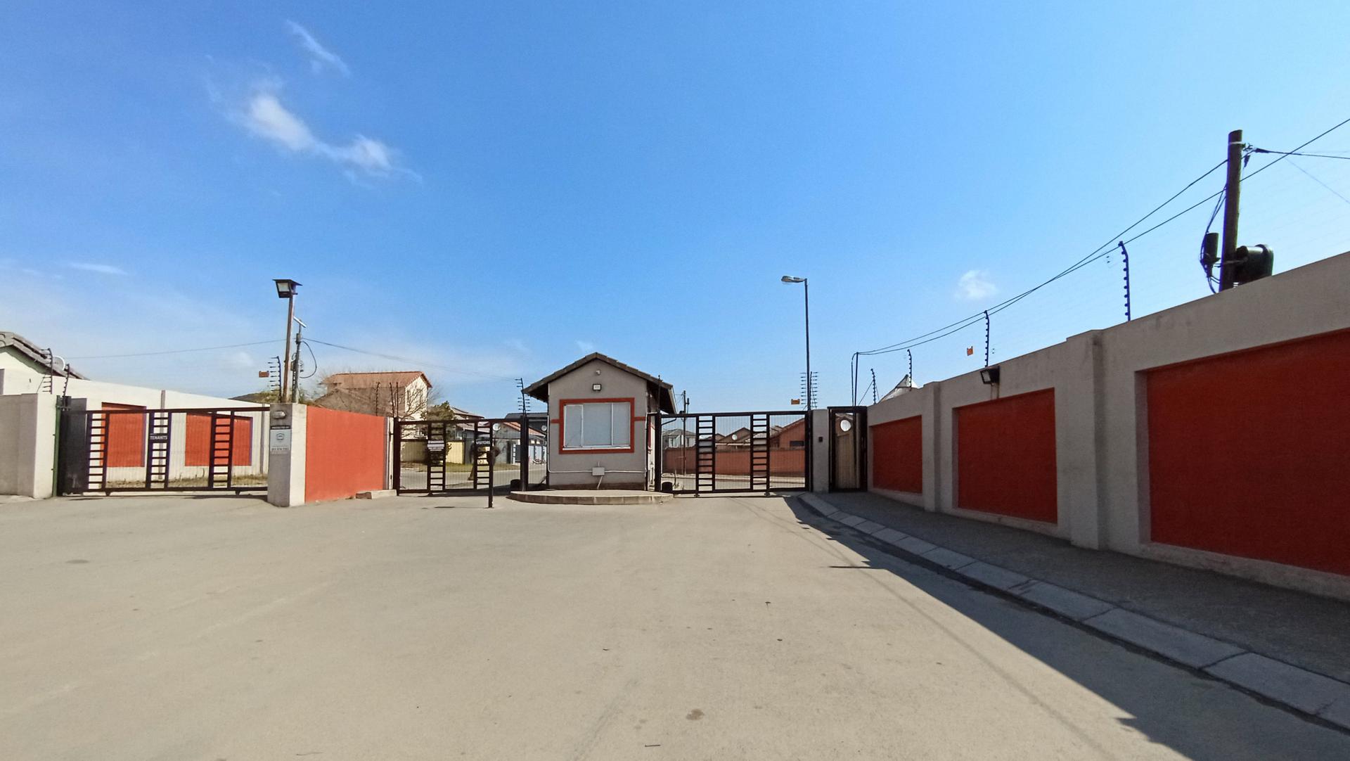 Front View of property in Bloubosrand