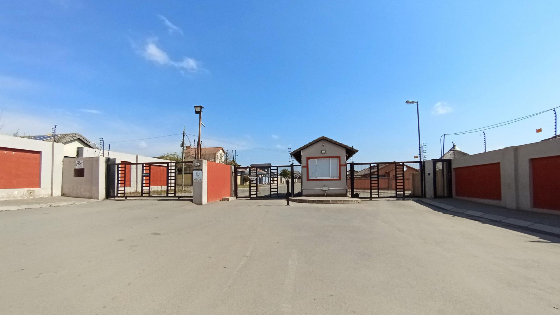 Front View of property in Bloubosrand