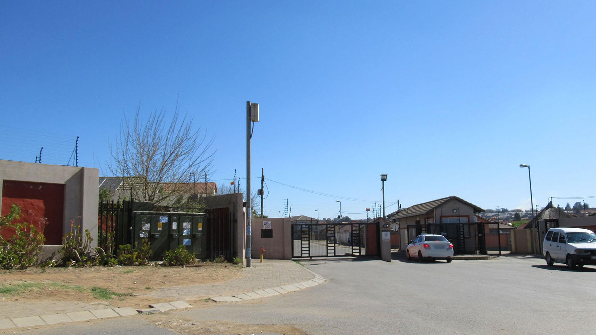 Front View of property in Bloubosrand