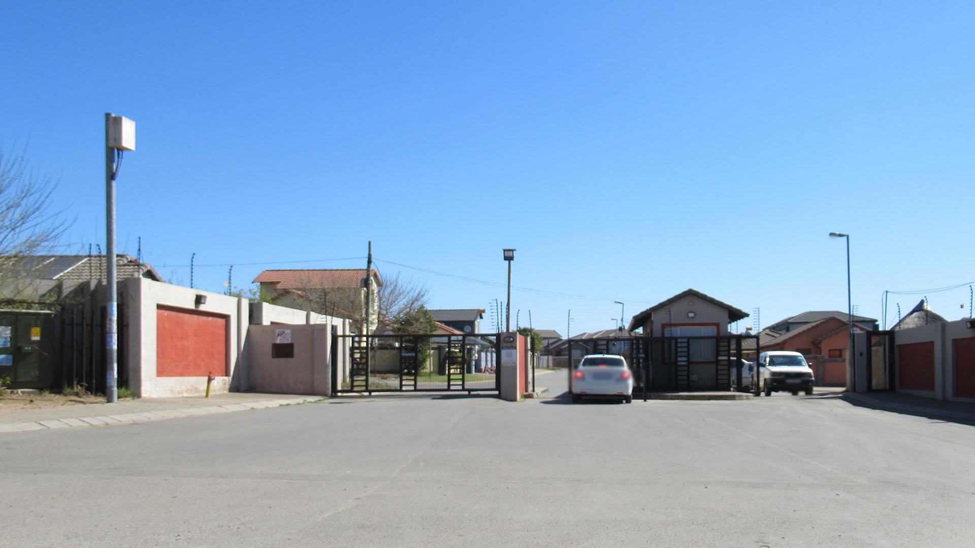 Front View of property in Bloubosrand