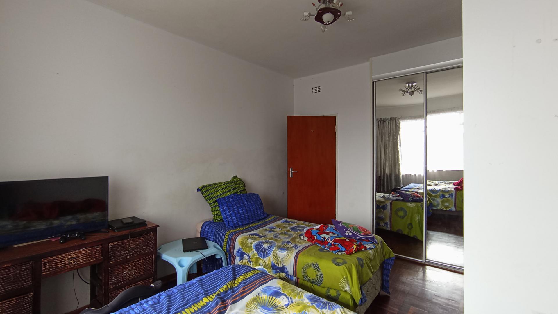 Bed Room 1 - 19 square meters of property in Florida North