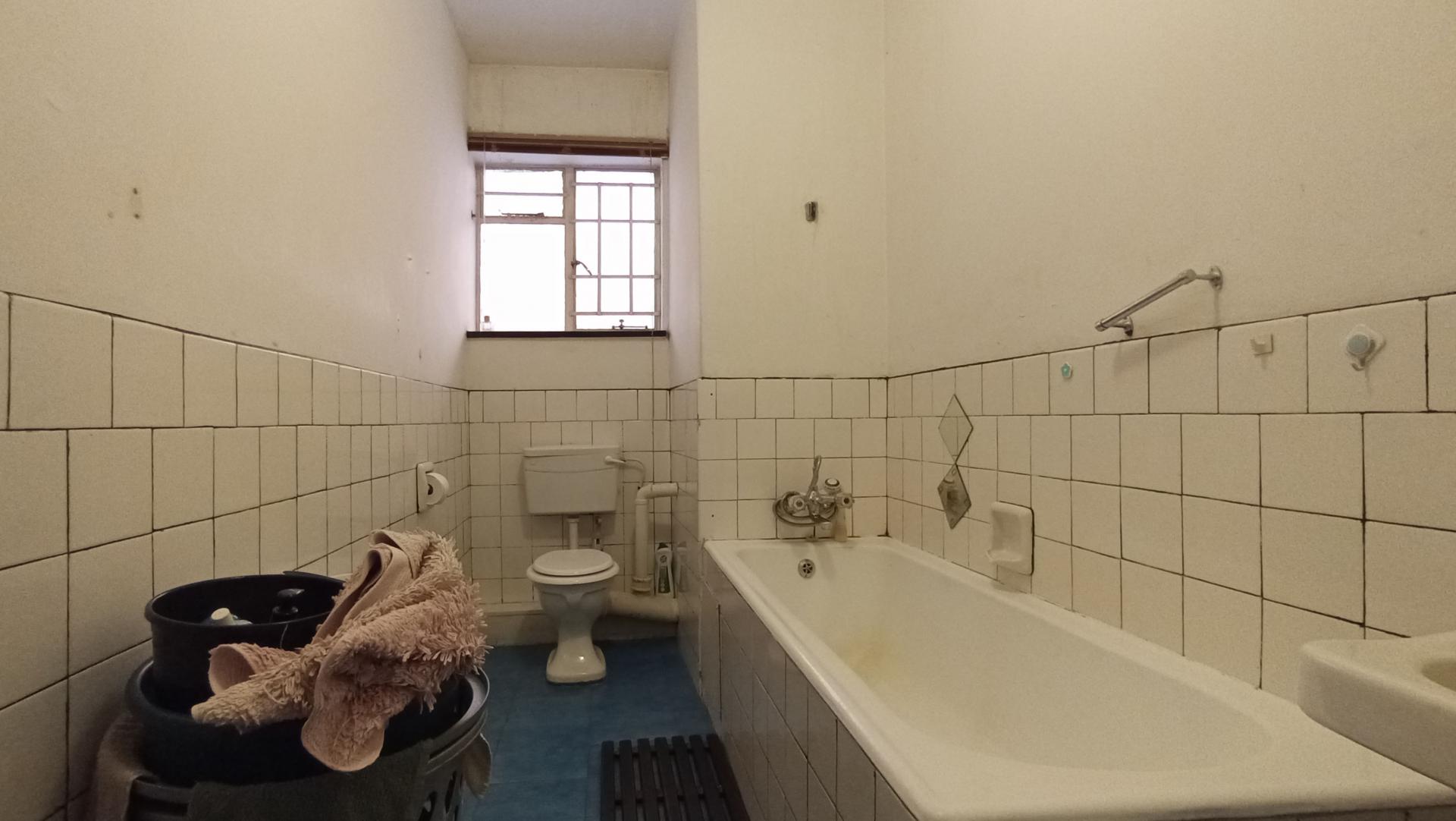 Bathroom 1 - 10 square meters of property in Florida North