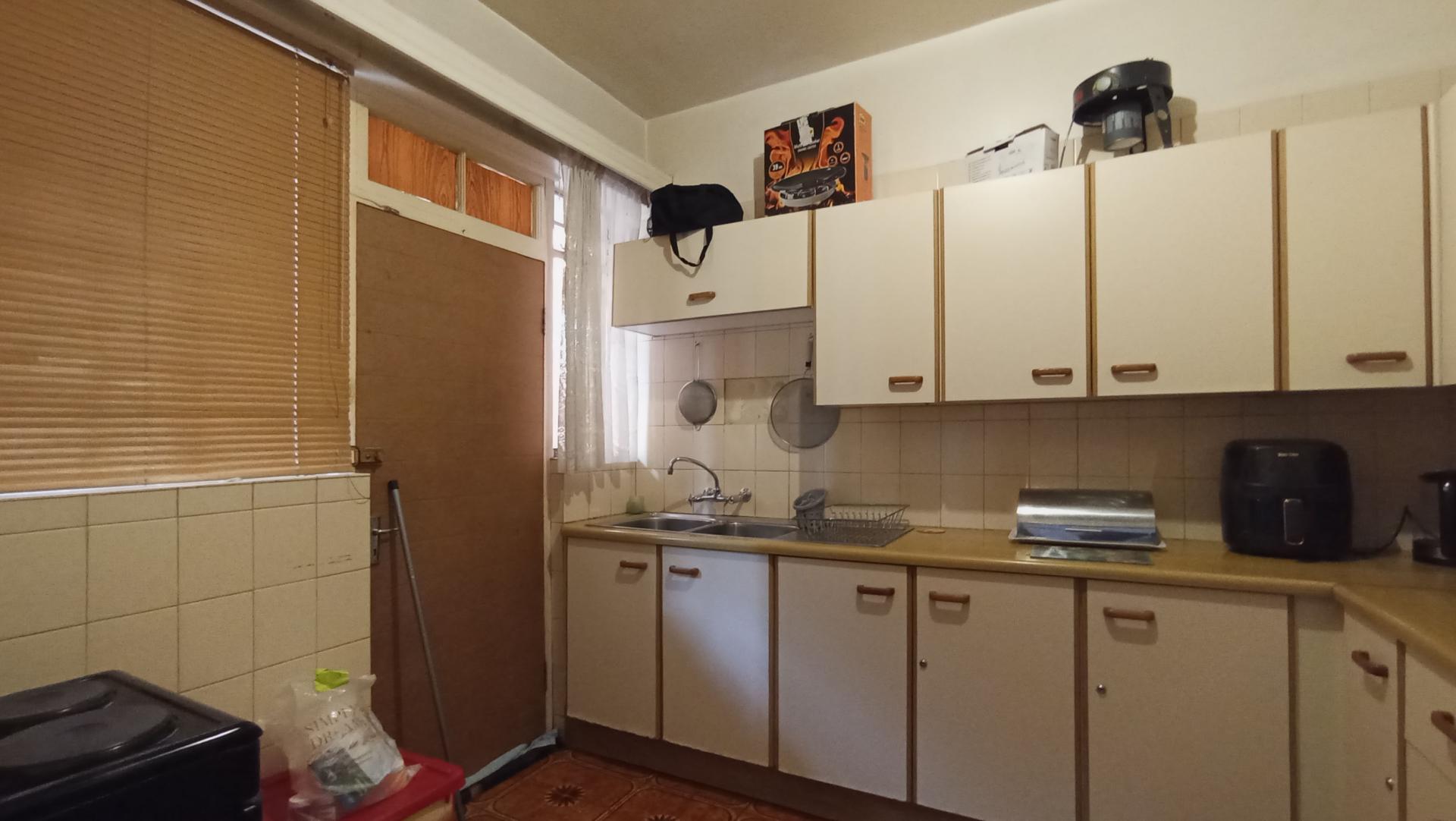 Kitchen - 10 square meters of property in Florida North