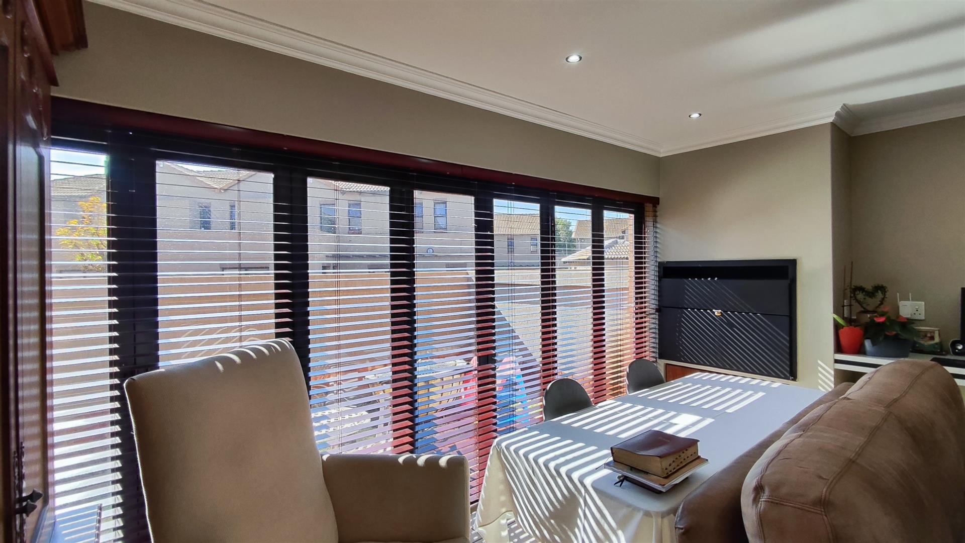 Lounges - 16 square meters of property in Ebotse Golf and Country Estate