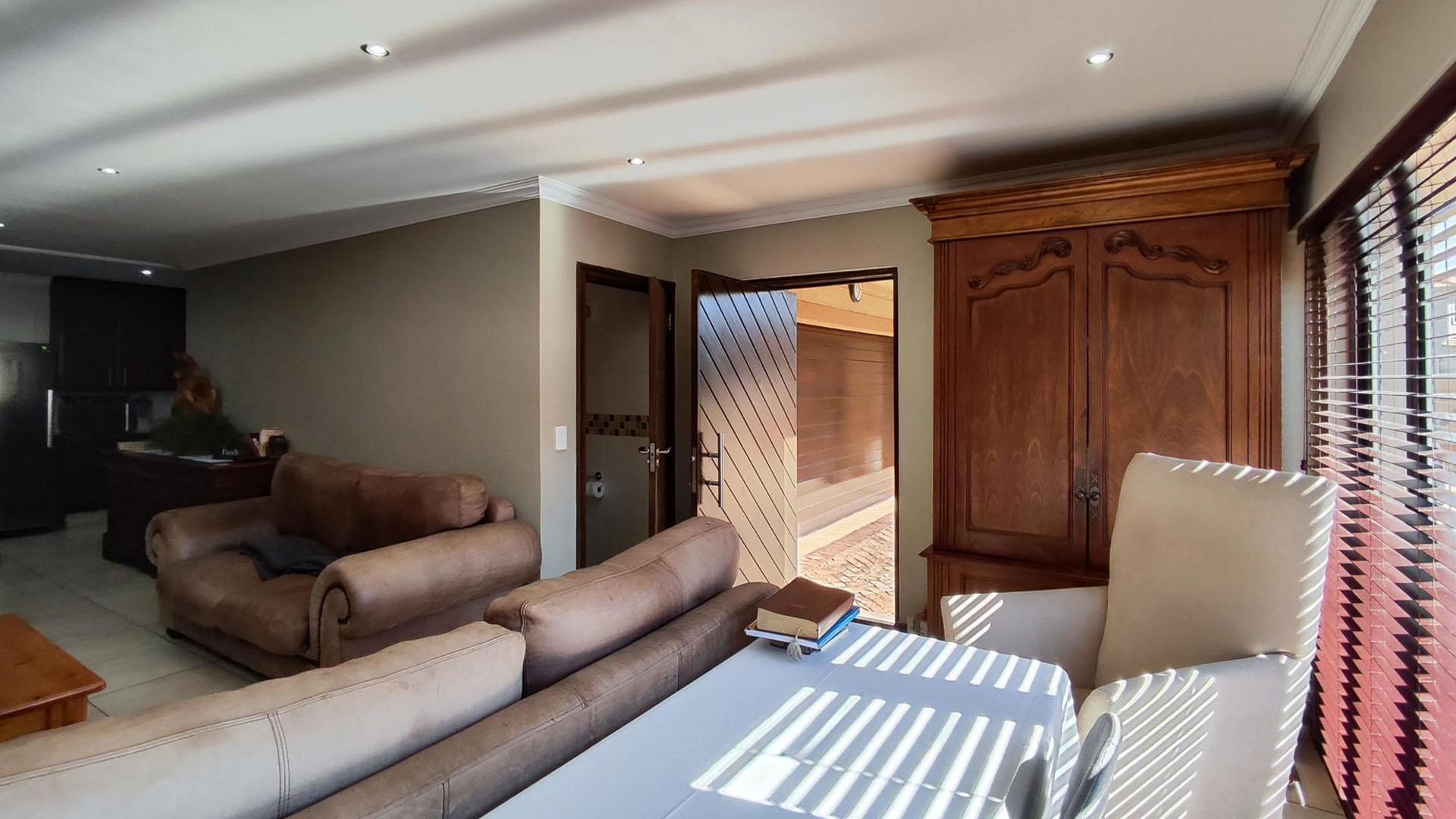 Lounges - 16 square meters of property in Ebotse Golf and Country Estate