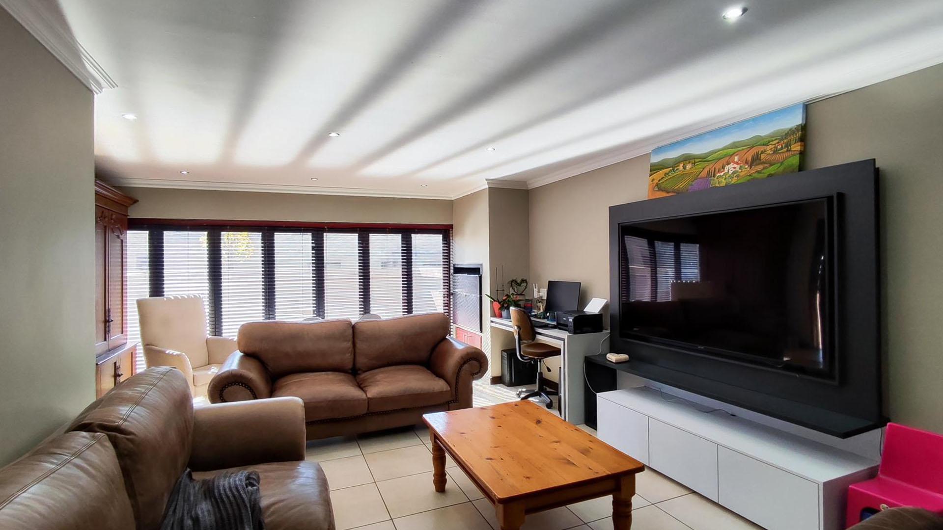 Dining Room - 16 square meters of property in Ebotse Golf and Country Estate