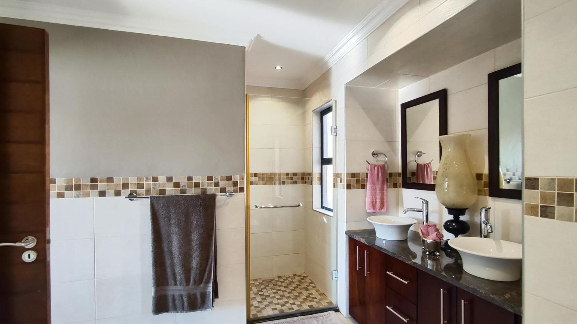 Bathroom 1 - 12 square meters of property in Ebotse Golf and Country Estate