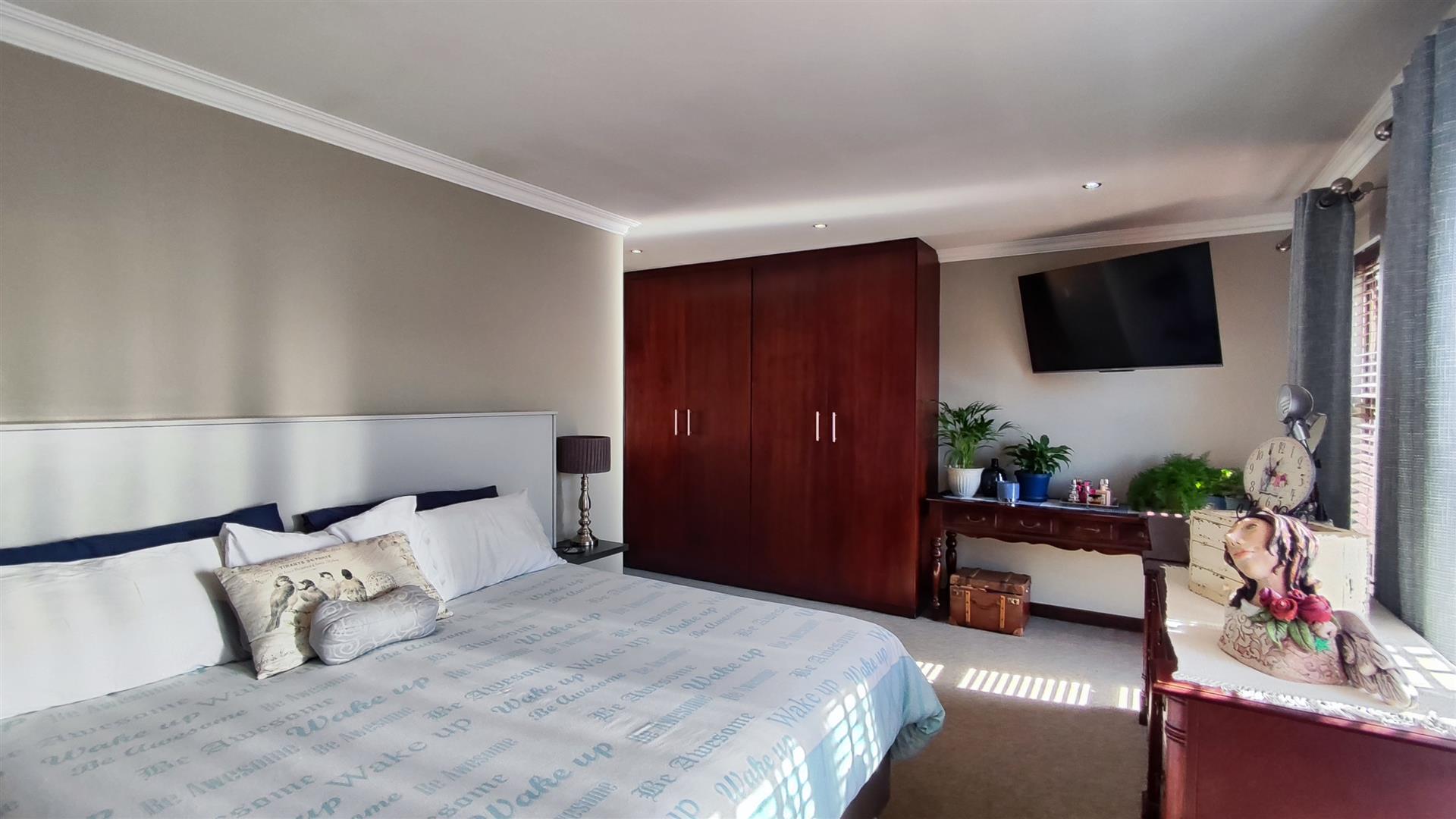 Main Bedroom - 26 square meters of property in Ebotse Golf and Country Estate