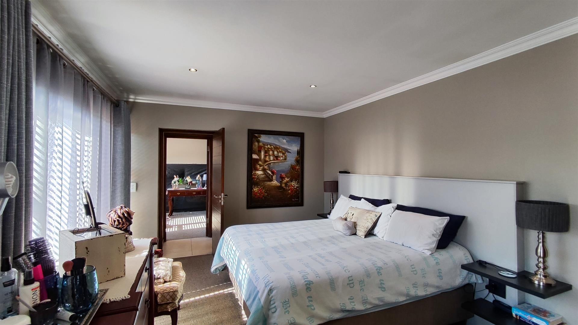 Main Bedroom - 26 square meters of property in Ebotse Golf and Country Estate