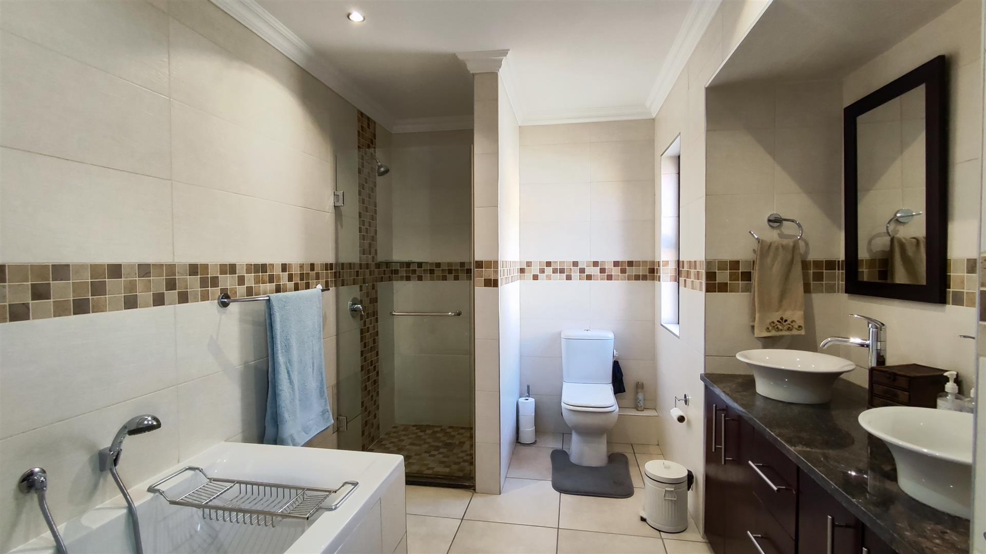 Main Bathroom - 10 square meters of property in Ebotse Golf and Country Estate