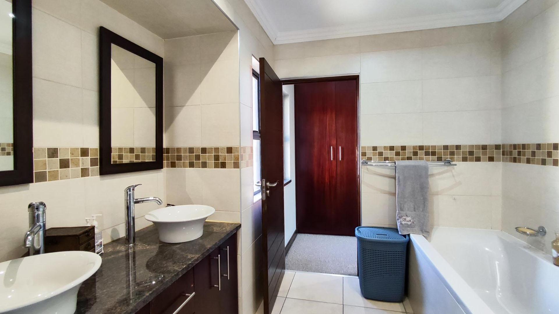 Main Bathroom - 10 square meters of property in Ebotse Golf and Country Estate