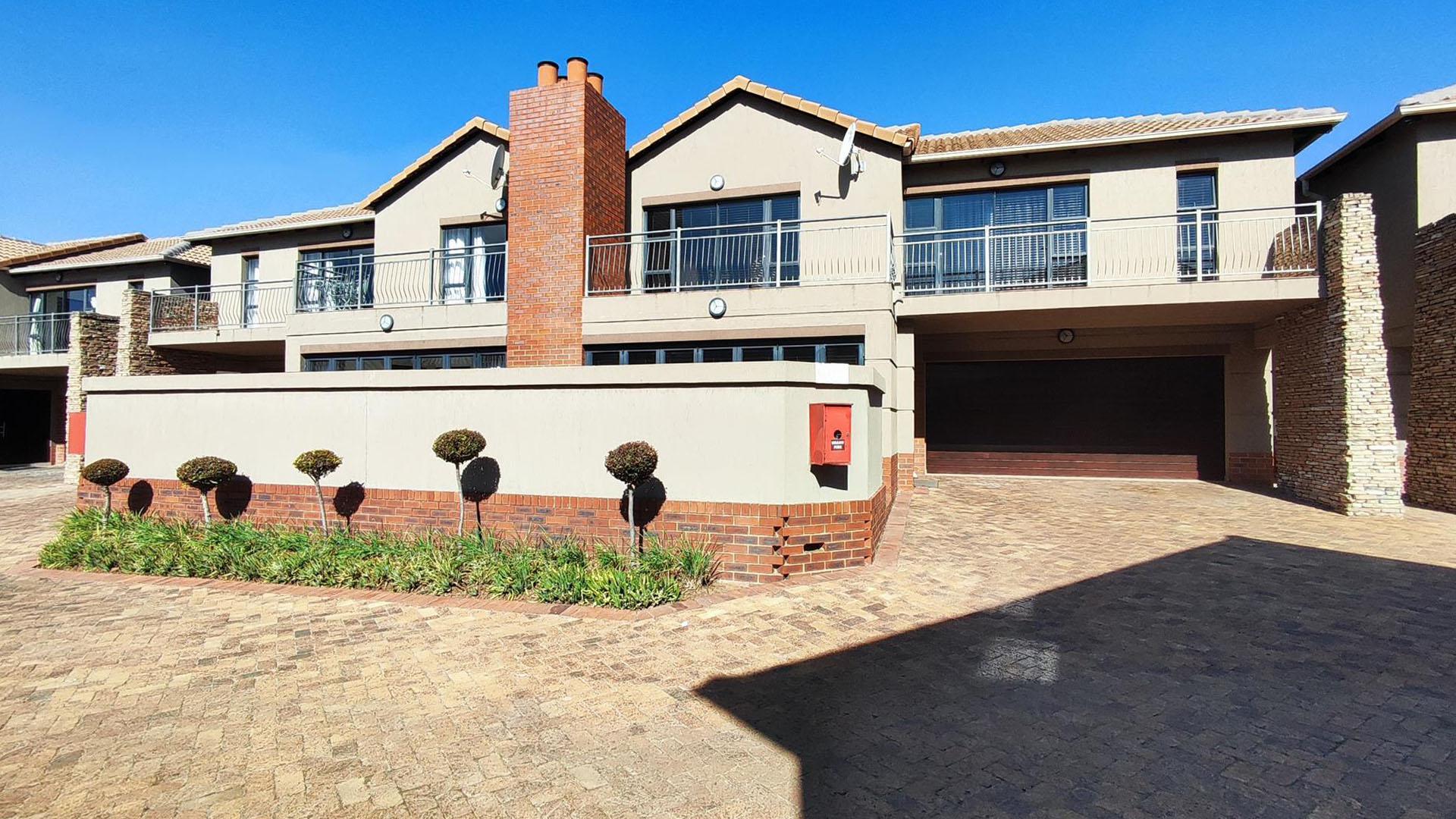 Front View of property in Ebotse Golf and Country Estate