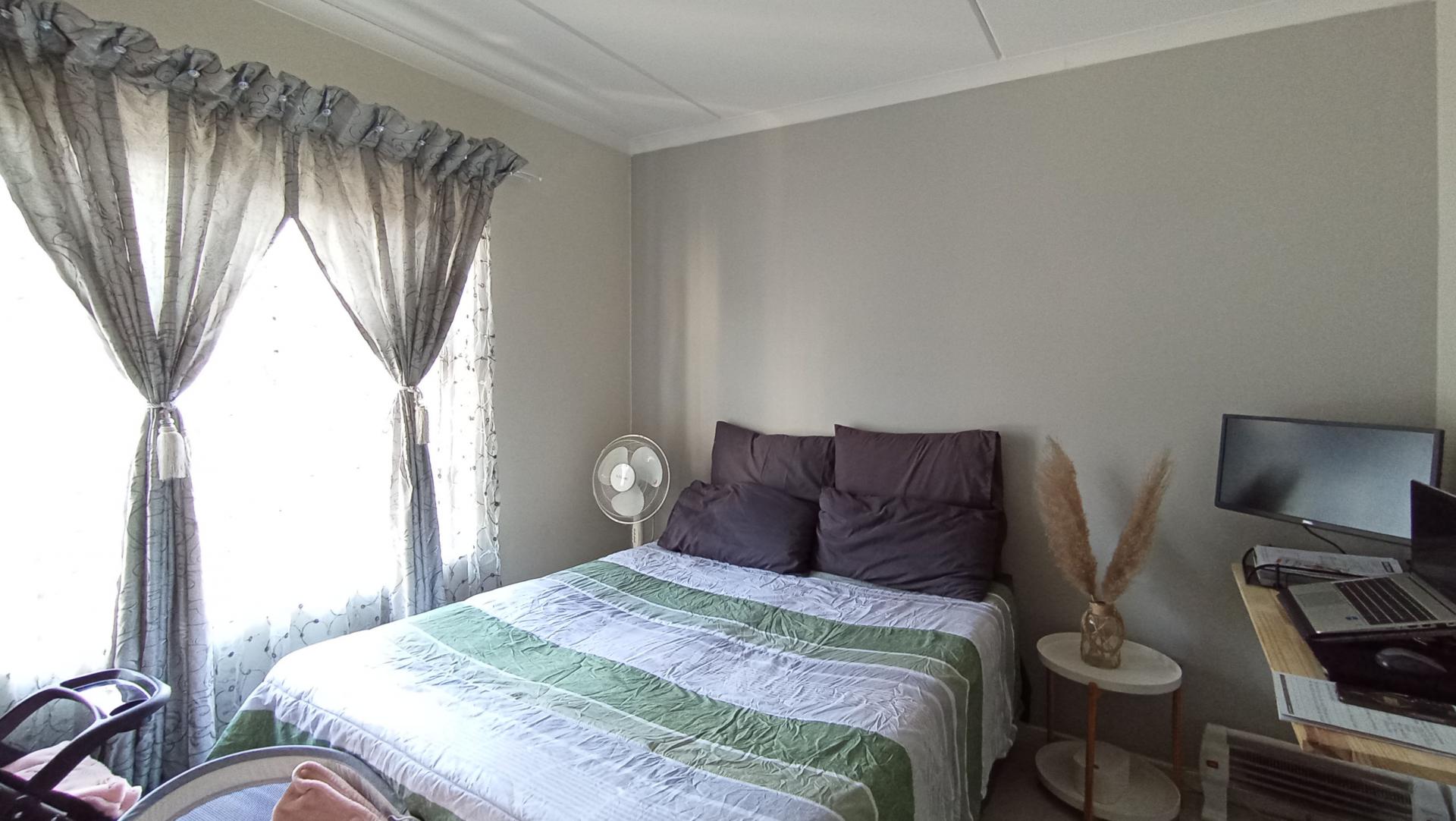 Bed Room 1 - 10 square meters of property in Longlake 