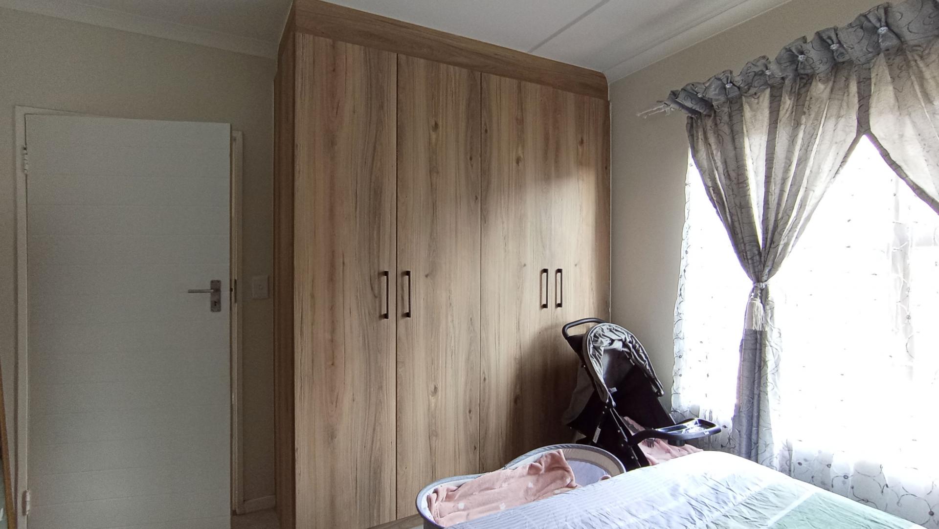 Bed Room 1 - 10 square meters of property in Longlake 