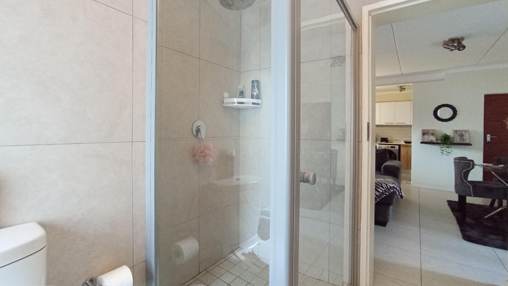 Bathroom 1 - 6 square meters of property in Longlake 