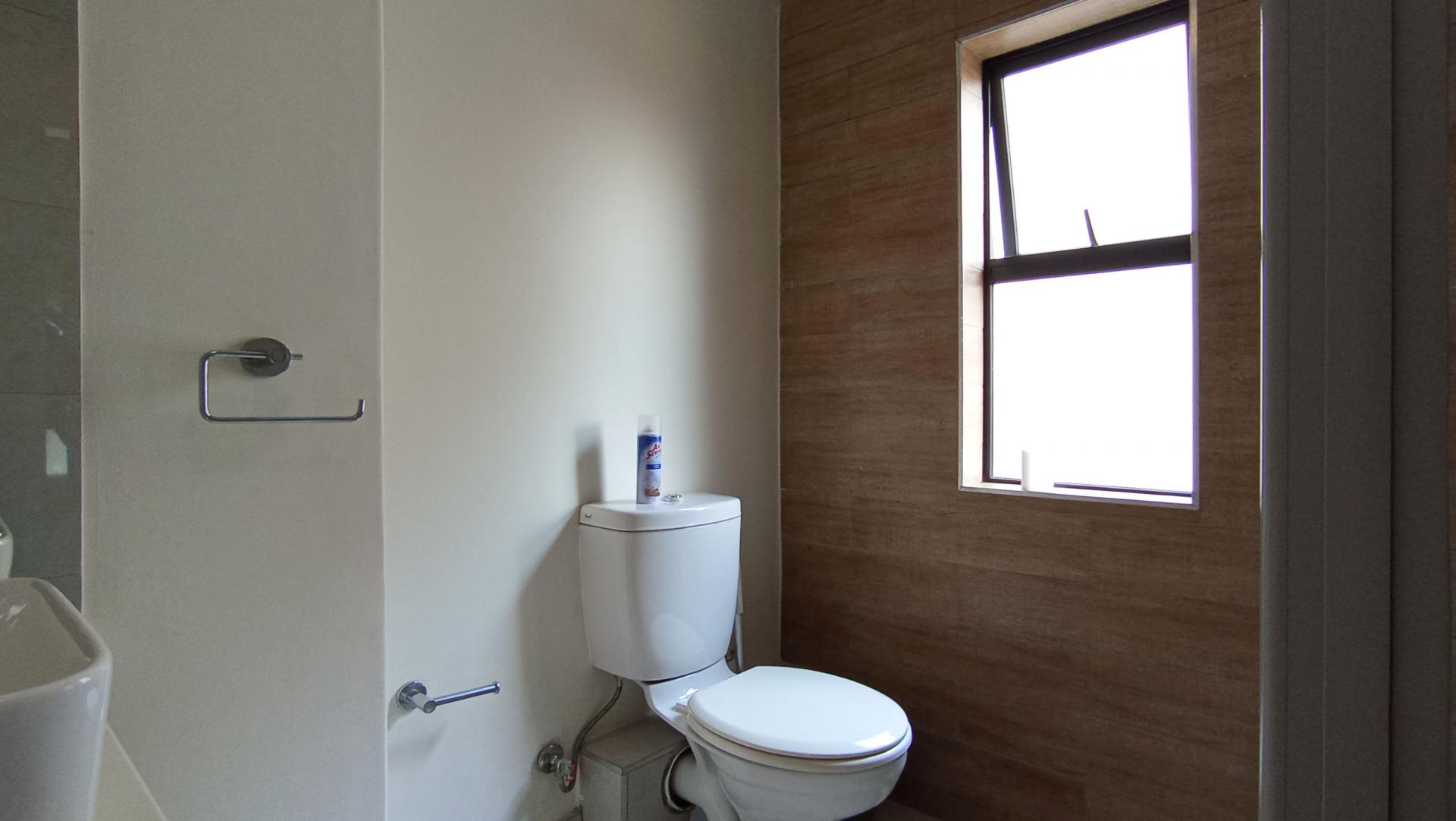 Main Bathroom - 7 square meters of property in Longlake 
