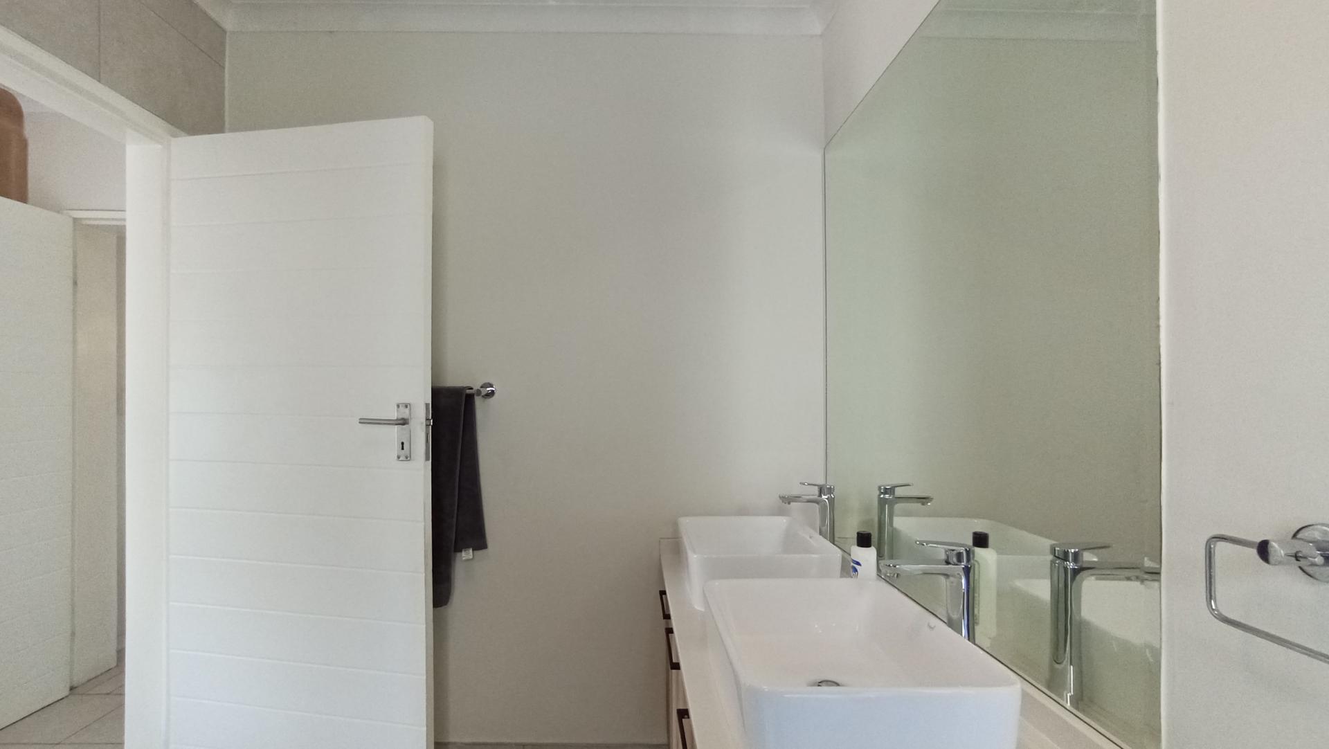 Main Bathroom - 7 square meters of property in Longlake 