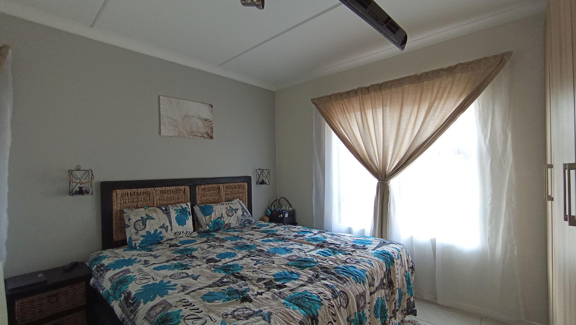 Main Bedroom - 13 square meters of property in Longlake 