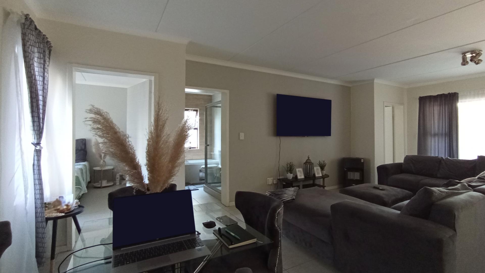 Lounges - 33 square meters of property in Longlake 