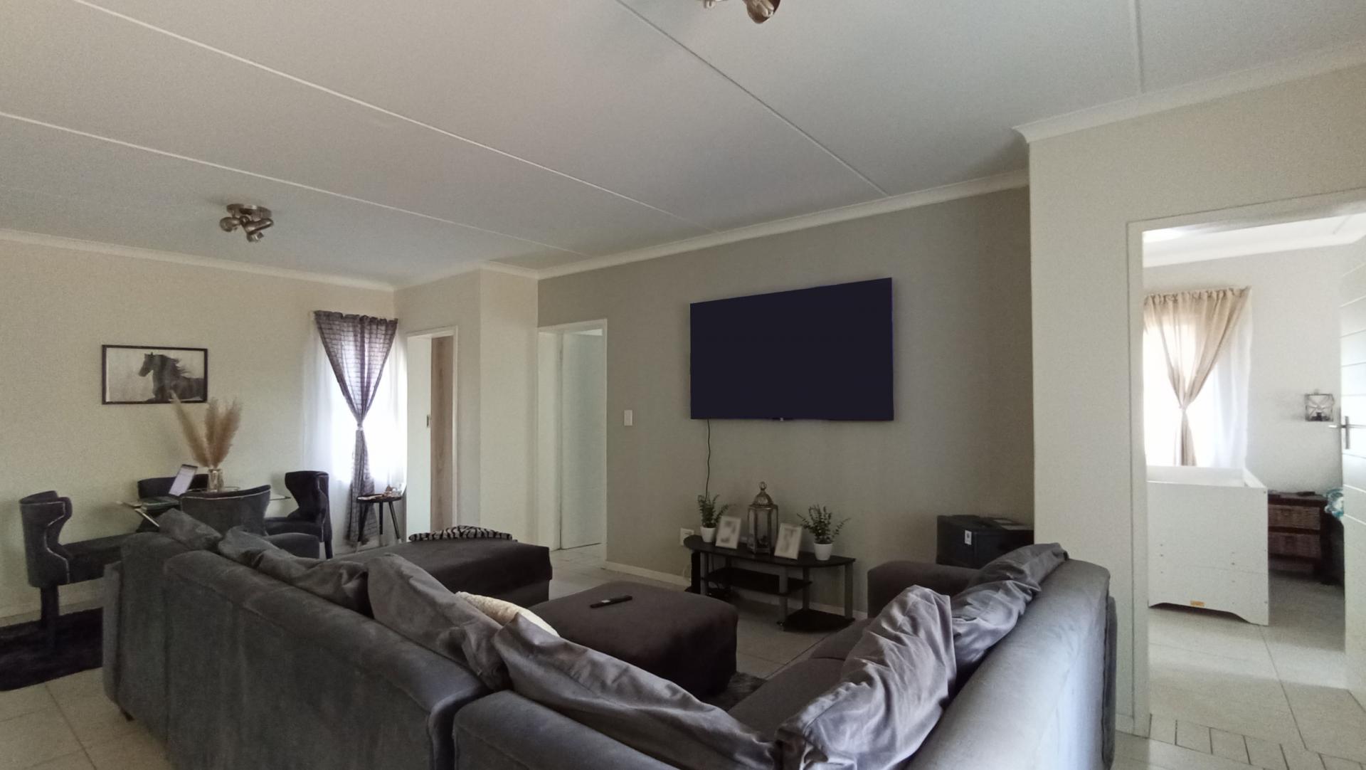 Lounges - 33 square meters of property in Longlake 