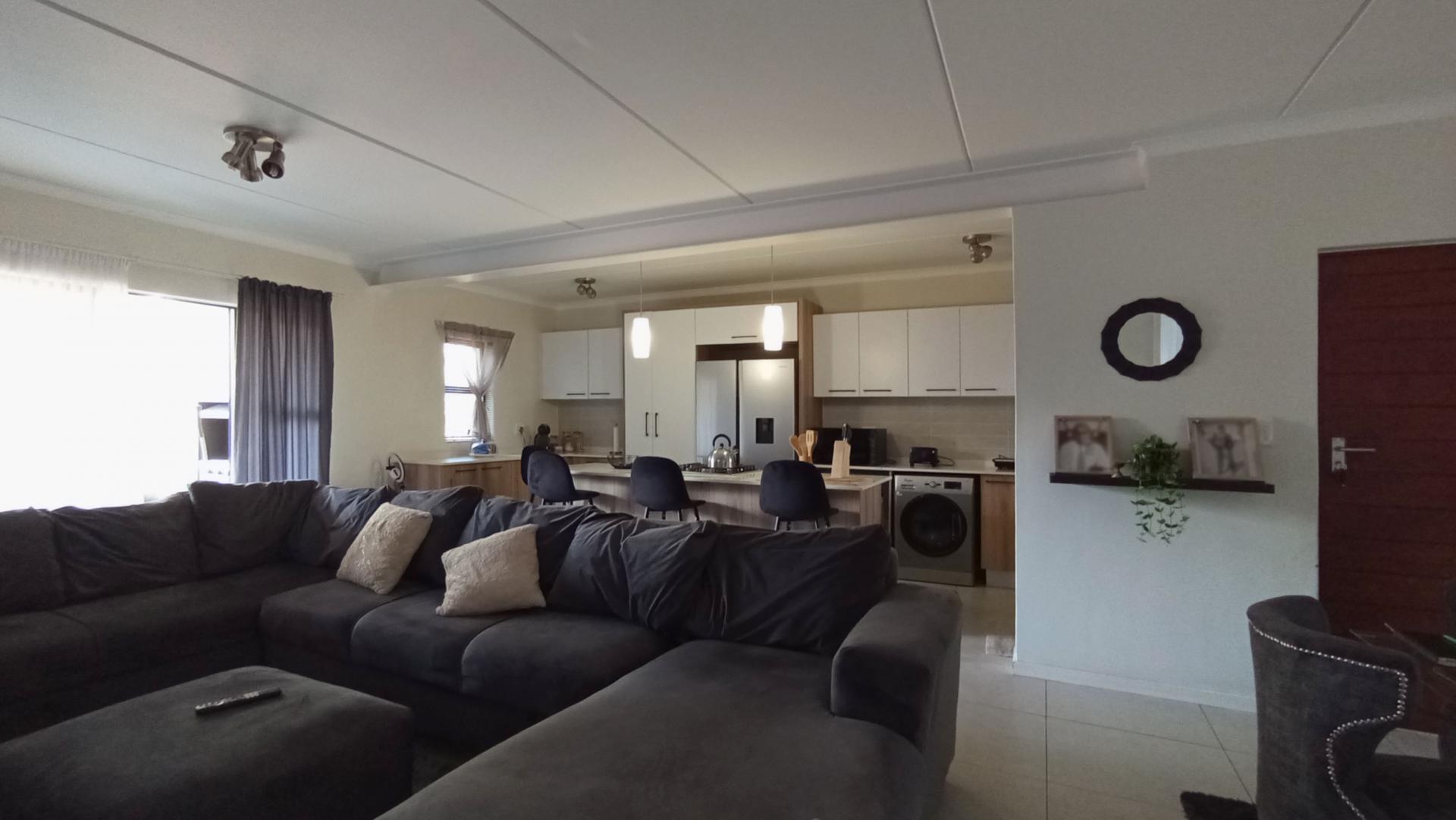 Lounges - 33 square meters of property in Longlake 