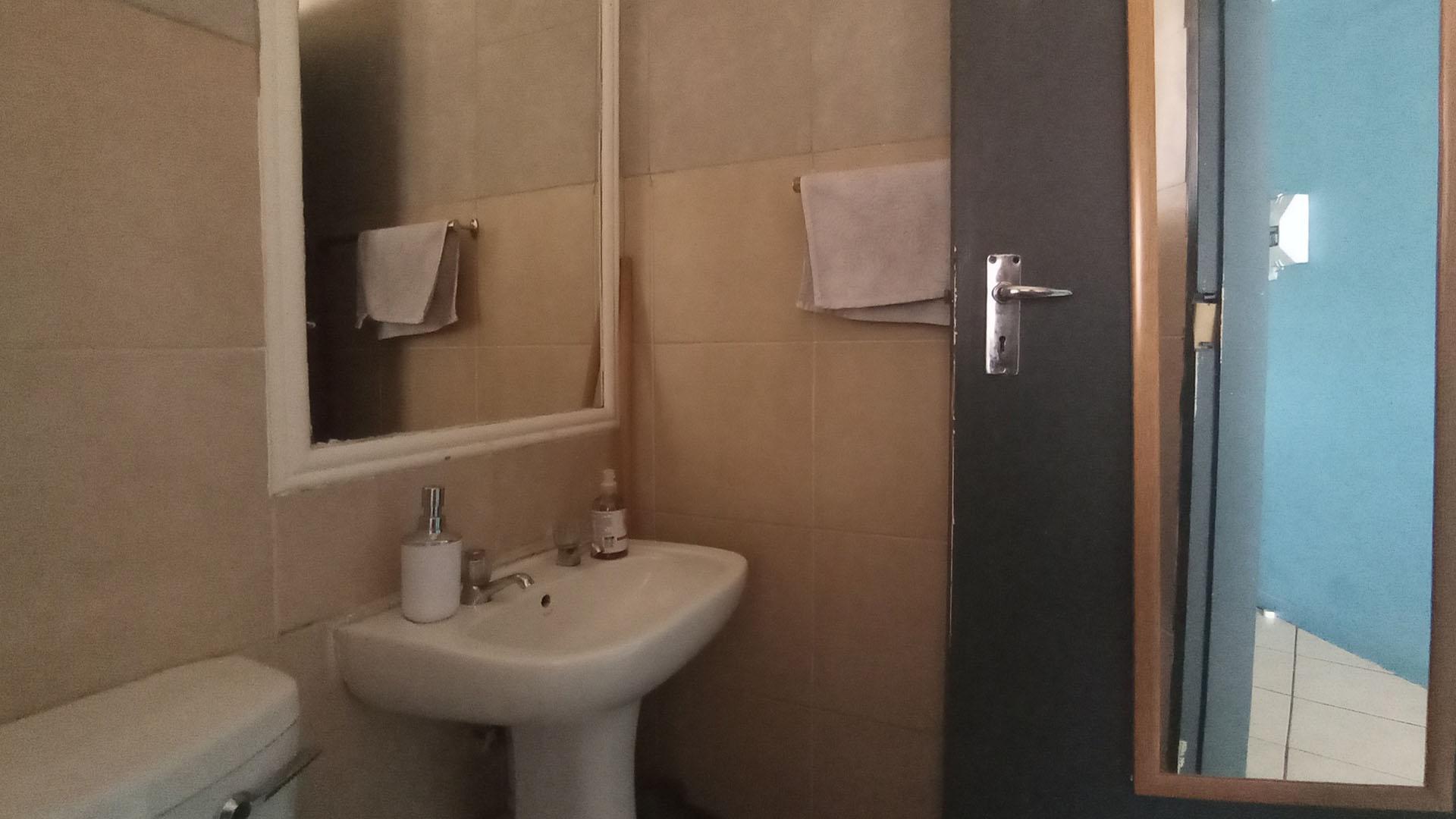 Bathroom 1 - 3 square meters of property in Sagewood