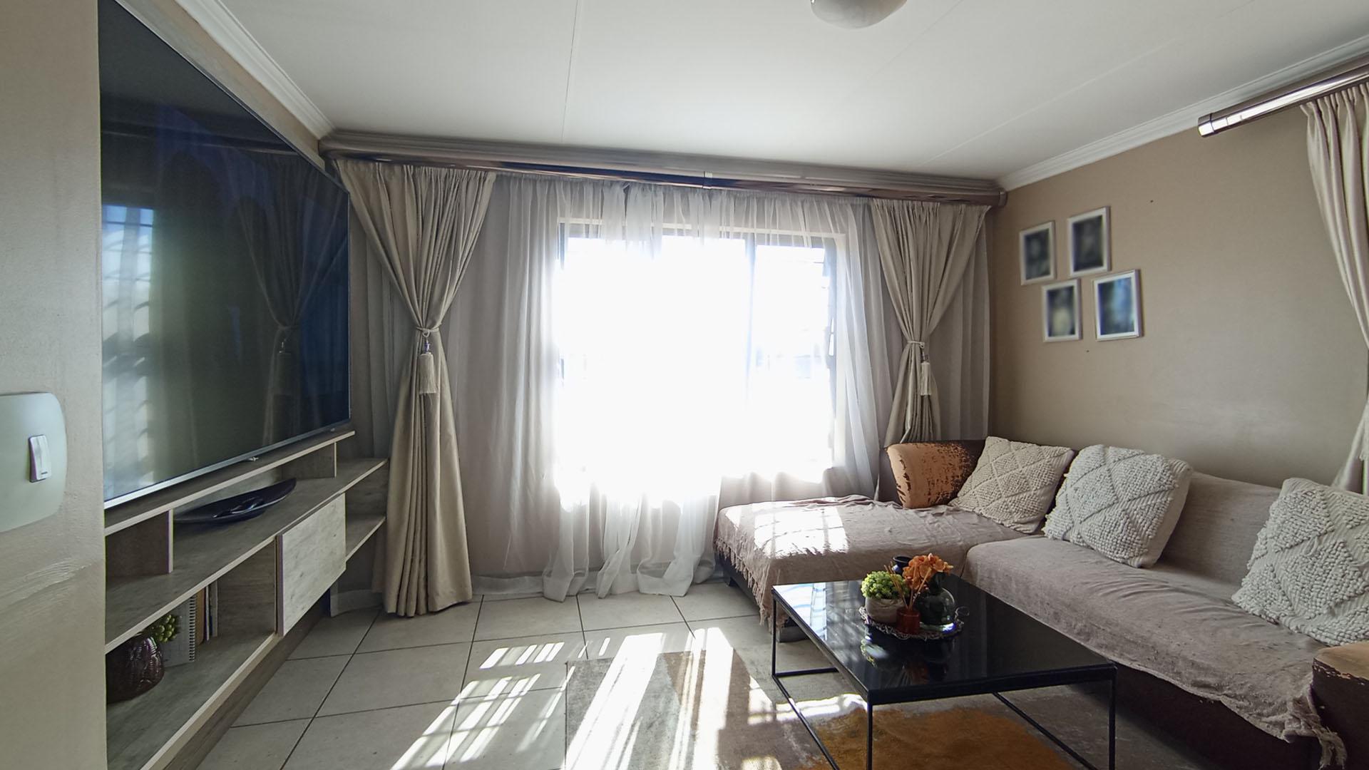 Lounges - 19 square meters of property in Amberfield