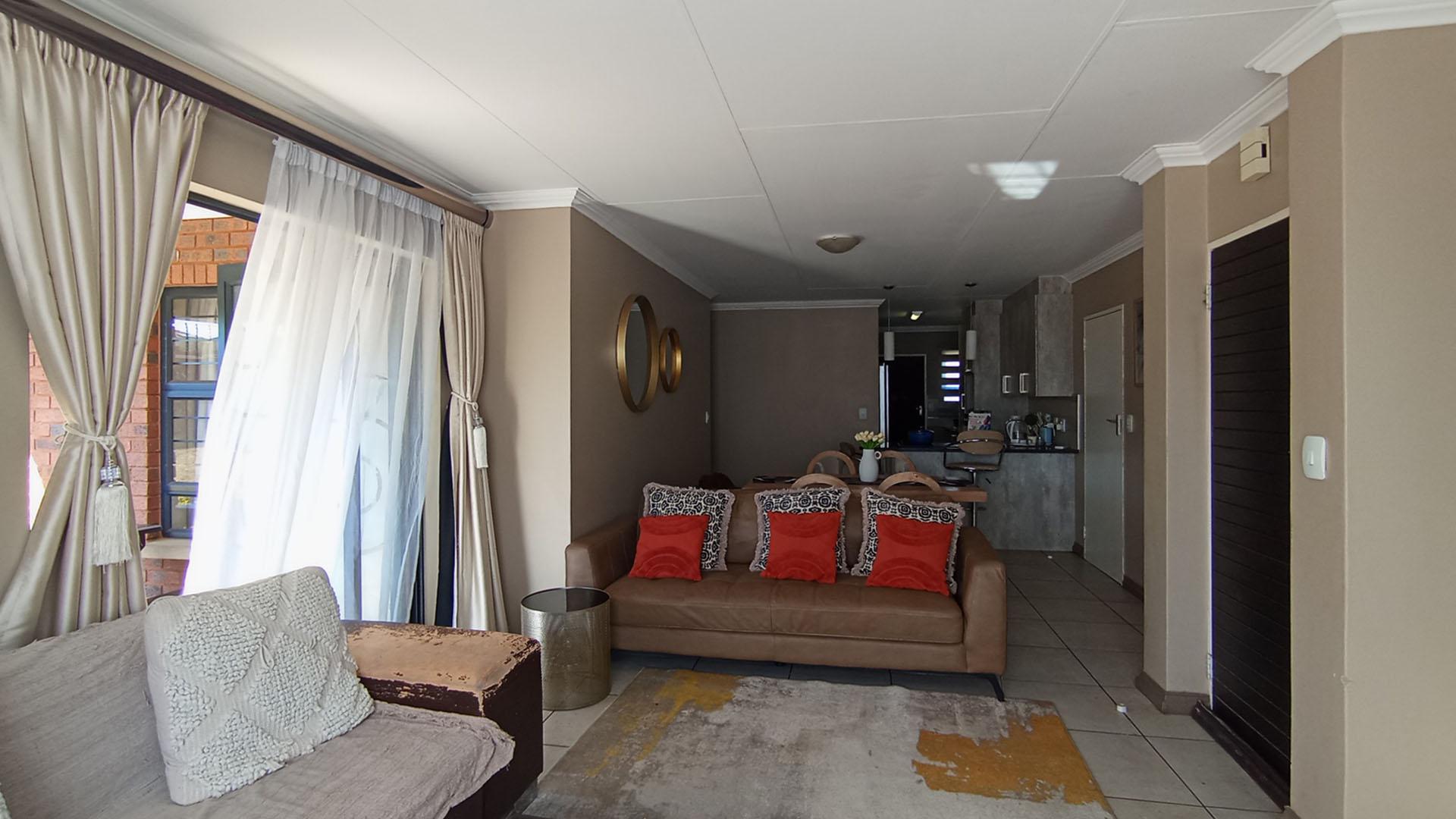 Lounges - 19 square meters of property in Amberfield