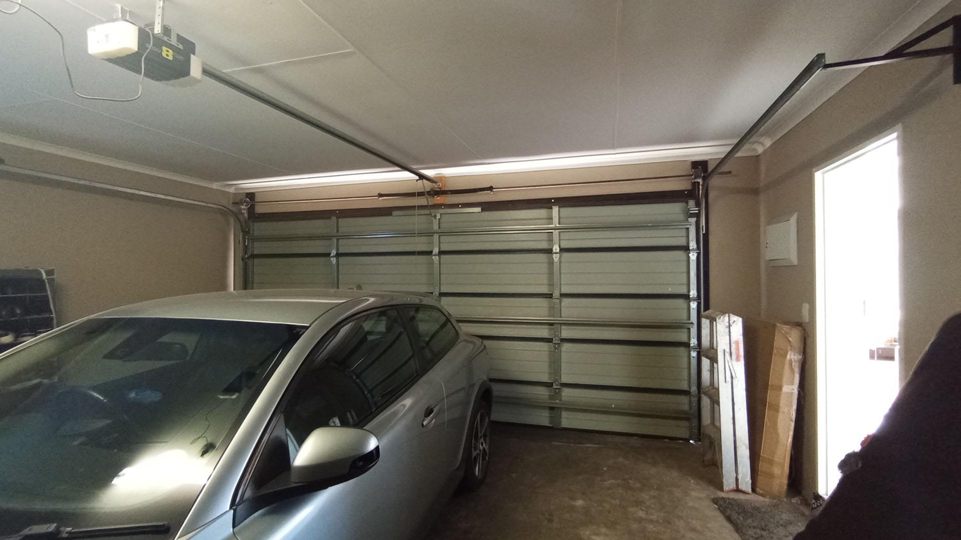 Garage - 41 square meters of property in Amberfield