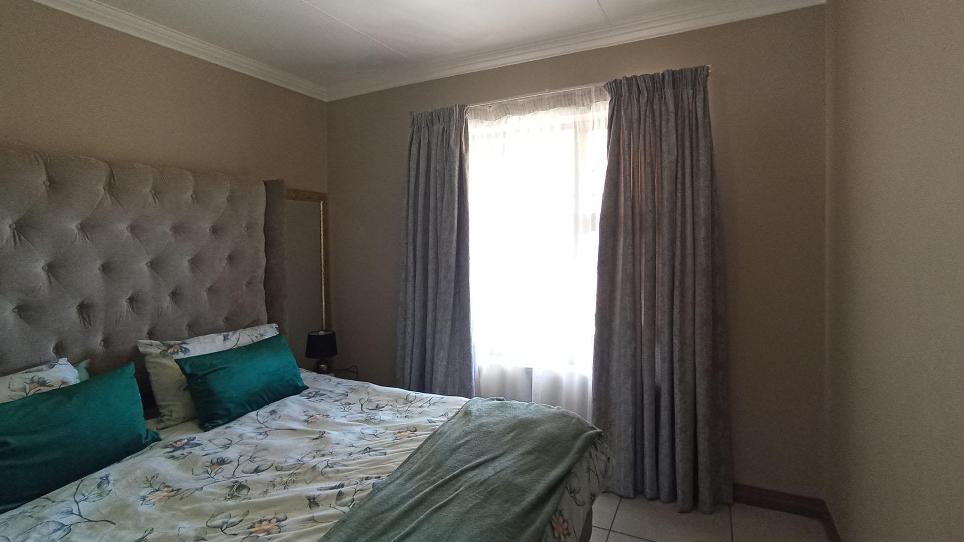 Bed Room 1 - 11 square meters of property in Amberfield