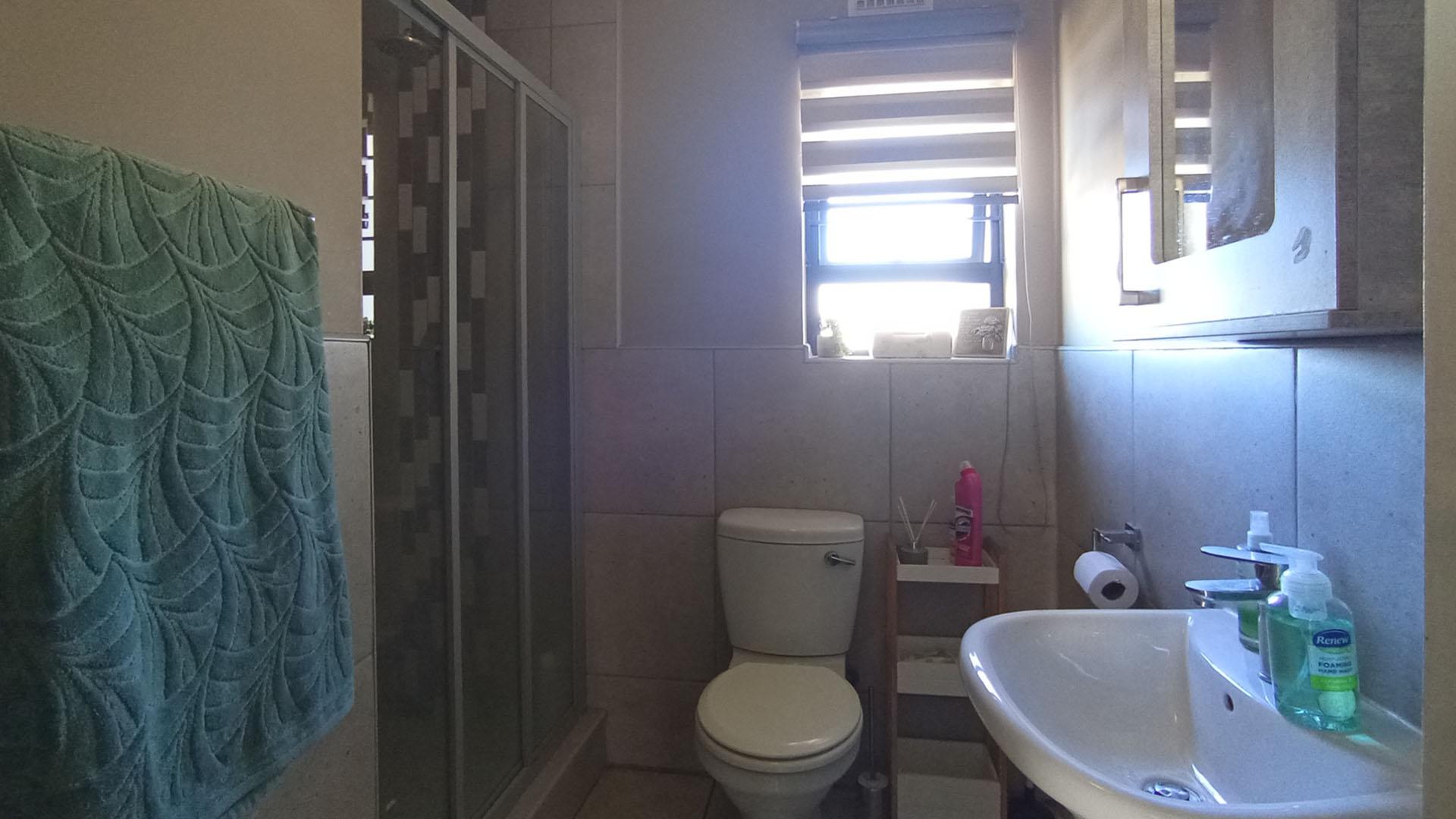 Bathroom 1 - 5 square meters of property in Amberfield