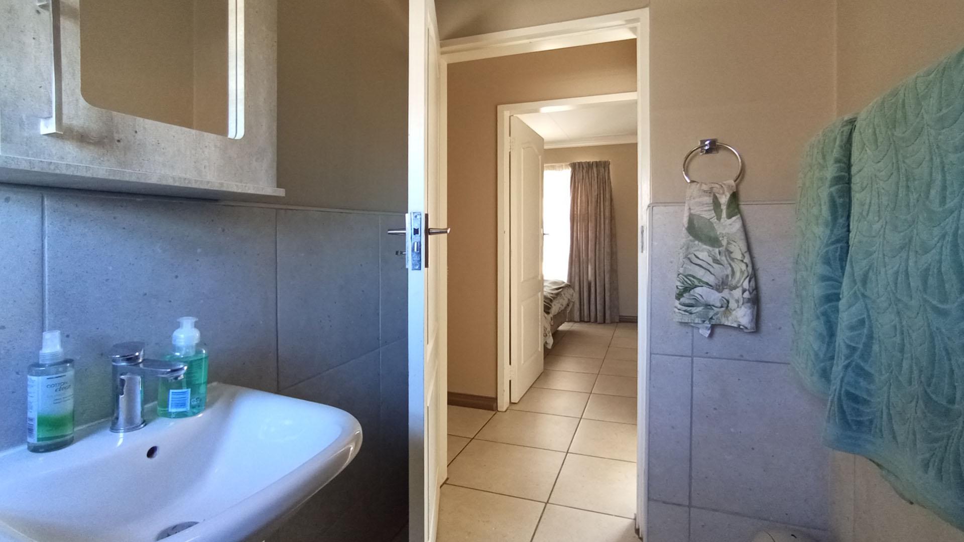 Bathroom 1 - 5 square meters of property in Amberfield